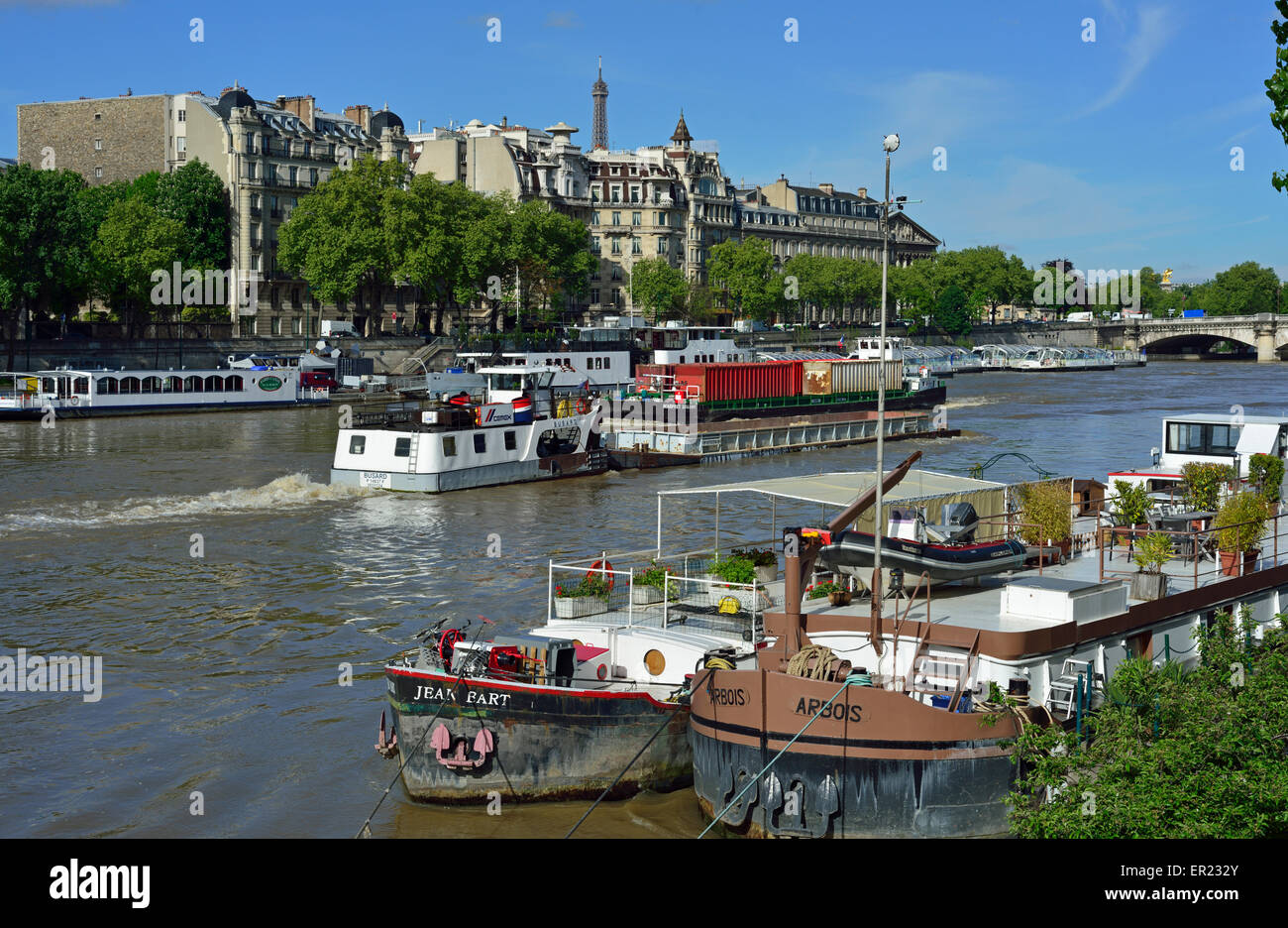 Boote vertäut entlang der Seine, Quai Anatole France, Paris, Frankreich Stockfoto