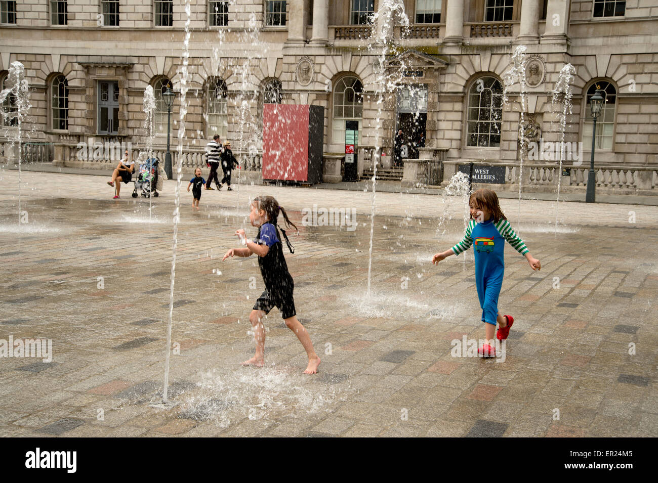 Somerset House. Kinder spielen in den Brunnen. Stockfoto