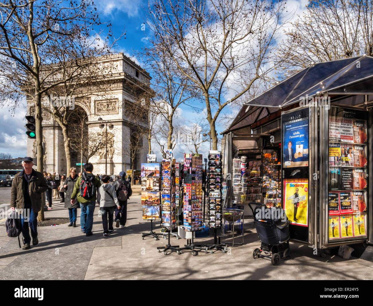 Champs Elysees, Paris, Arc de Triomphe historisches Denkmal - grand, neoklassischen triumphal Bogen Ehren Soldaten und Kiosk Stockfoto