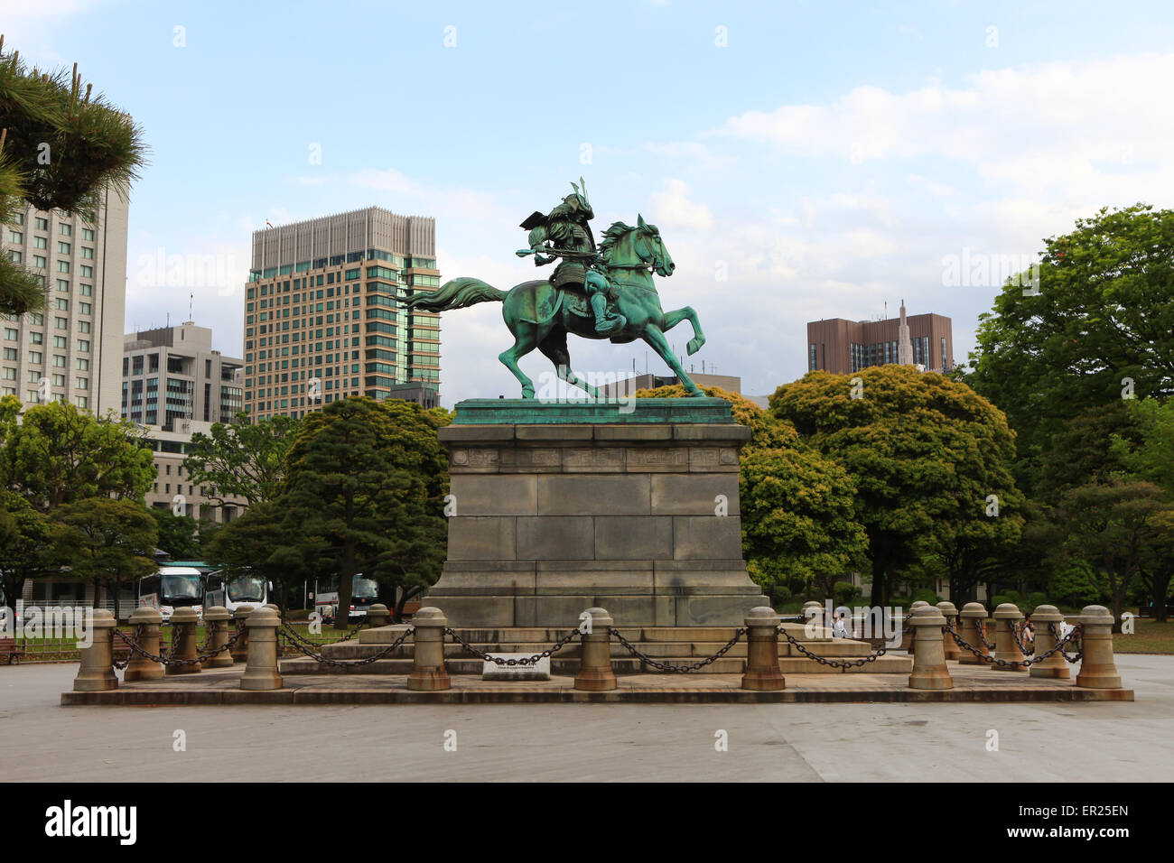 Statue des großen Samurai Kusunoki Masashige an der East Gardens befindet sich am Kaiserpalast von Tokio, Japan. Stockfoto