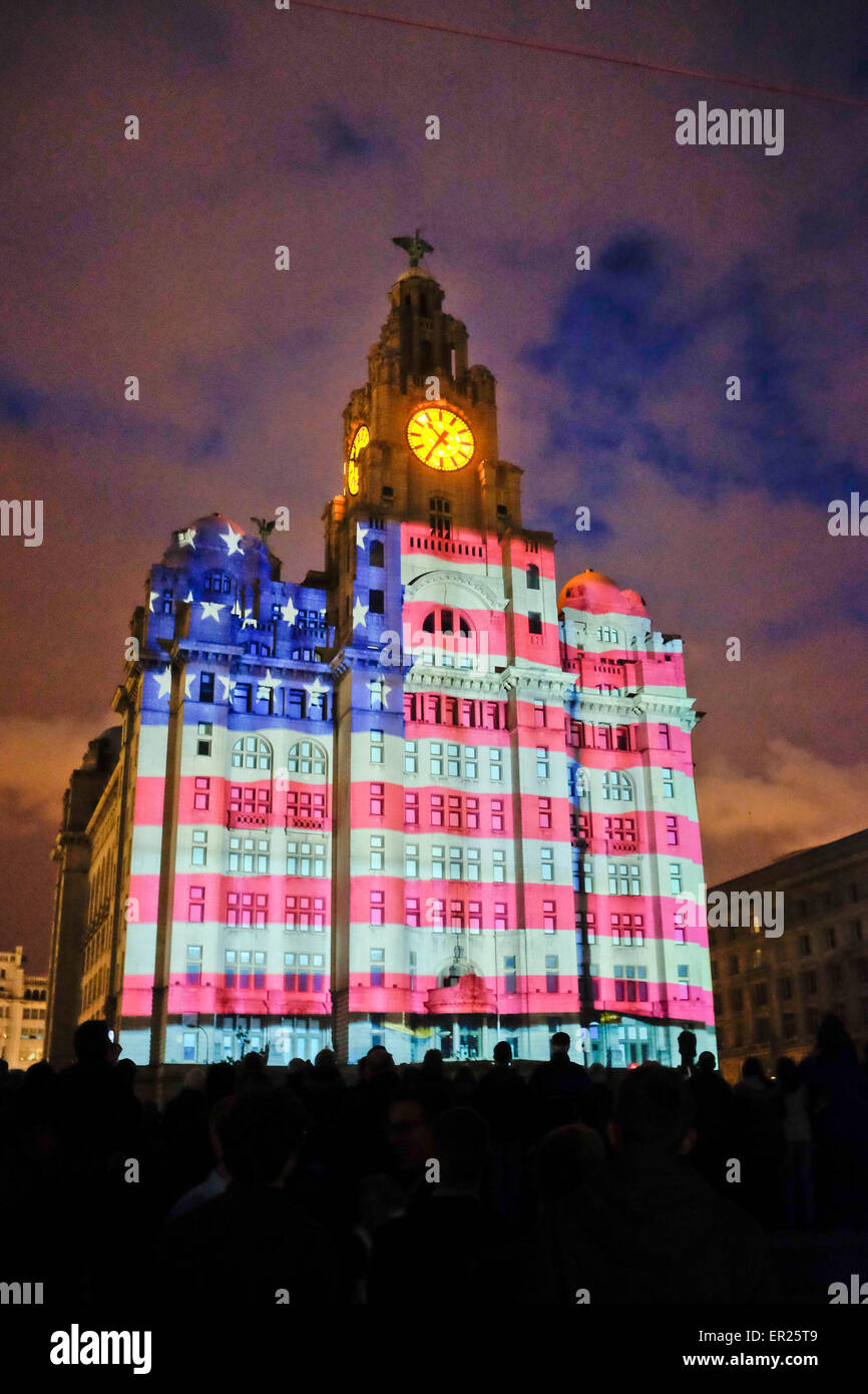 Liverpool, Vereinigtes Königreich. 24. Mai 2015. Cunard Line drei Königinnen treffen Liverpool. 24.5.15. die amerikanische Flagge wird auf das Leber-Gebäude im Rahmen der Projektion angezeigt. Bildnachweis: ALAN EDWARDS/Alamy Live-Nachrichten Stockfoto