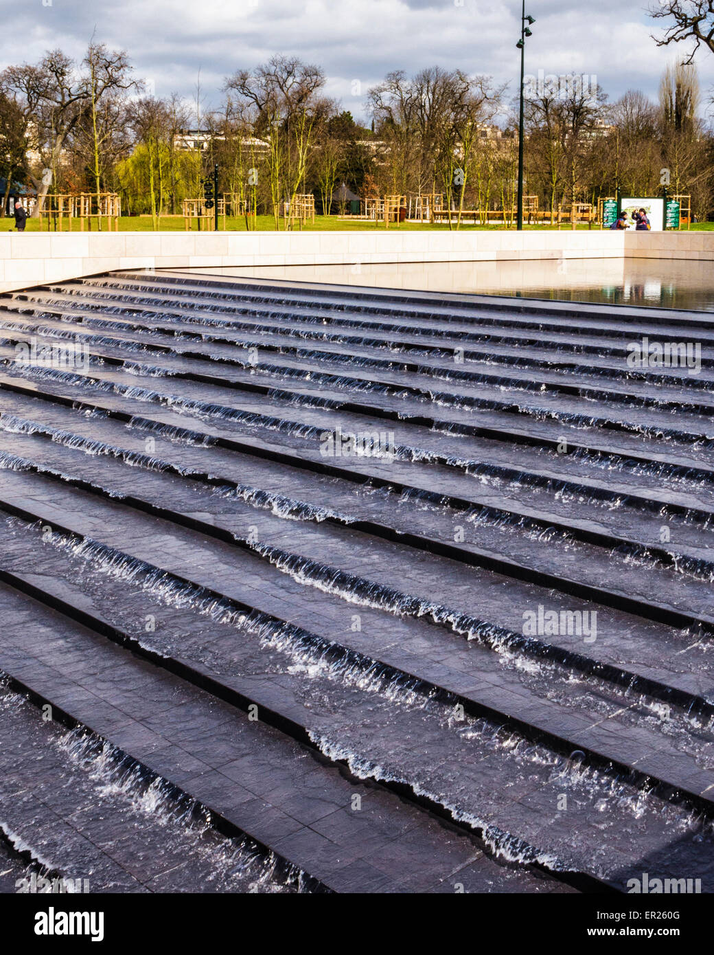 Stiftung Louis Vuitton Paris Kunst Galerie äußere Detail - Brunnen Wasserspiel, Teich und Wasser über die Schritte Stockfoto