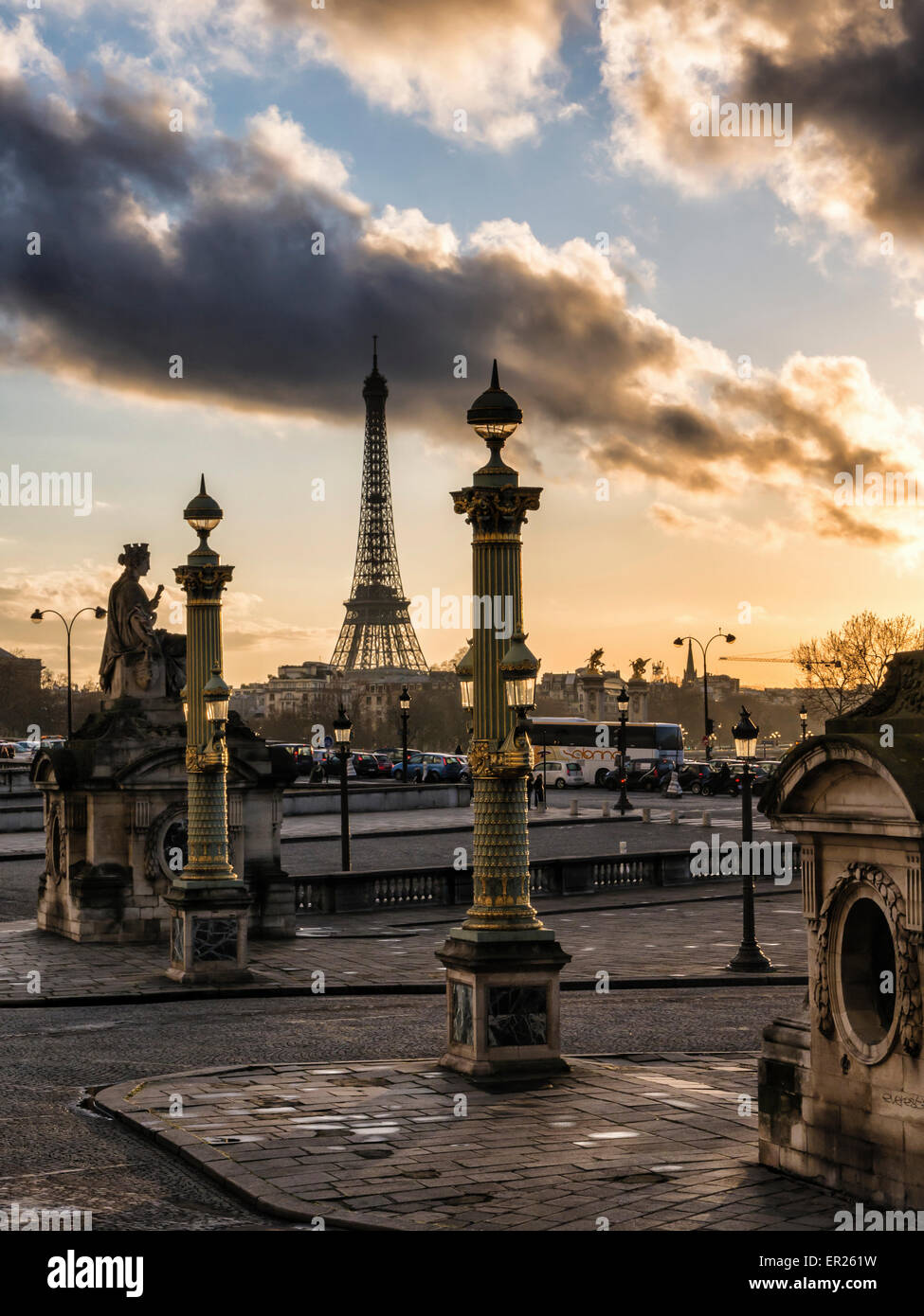 Paris, Place De La Concorde, Eiffelturm, Statue, Laternen und dramatische goldenen Licht und bewölktem Himmel bei Sonnenuntergang Stockfoto