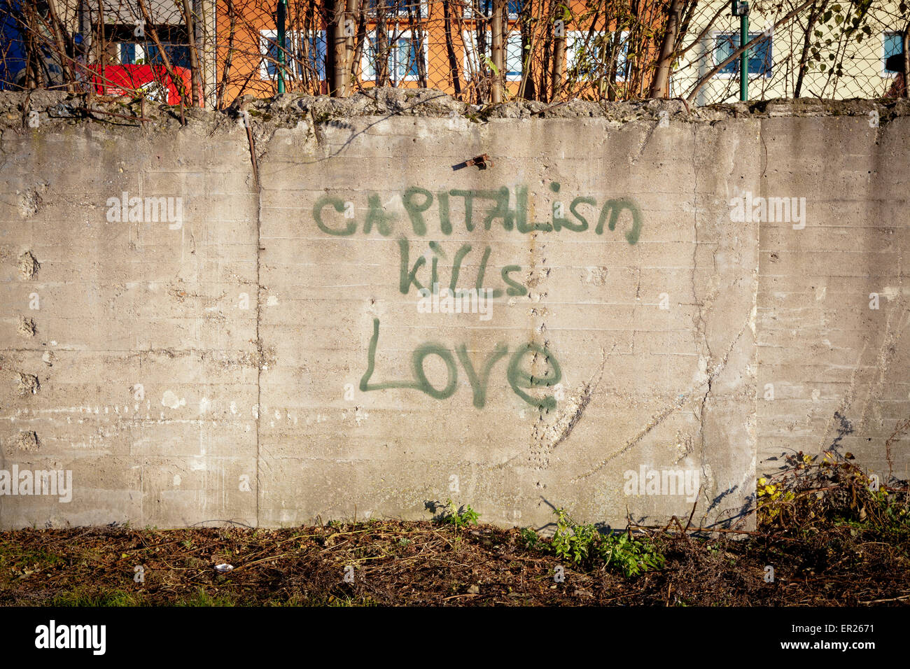 Europa, Deutschland, Nordrhein-Westfalen, Koeln, Graffiti Karsai Toetet sterben Liebe ein Einer Mauer ein Deutzer Rheinufer.  EU Stockfoto