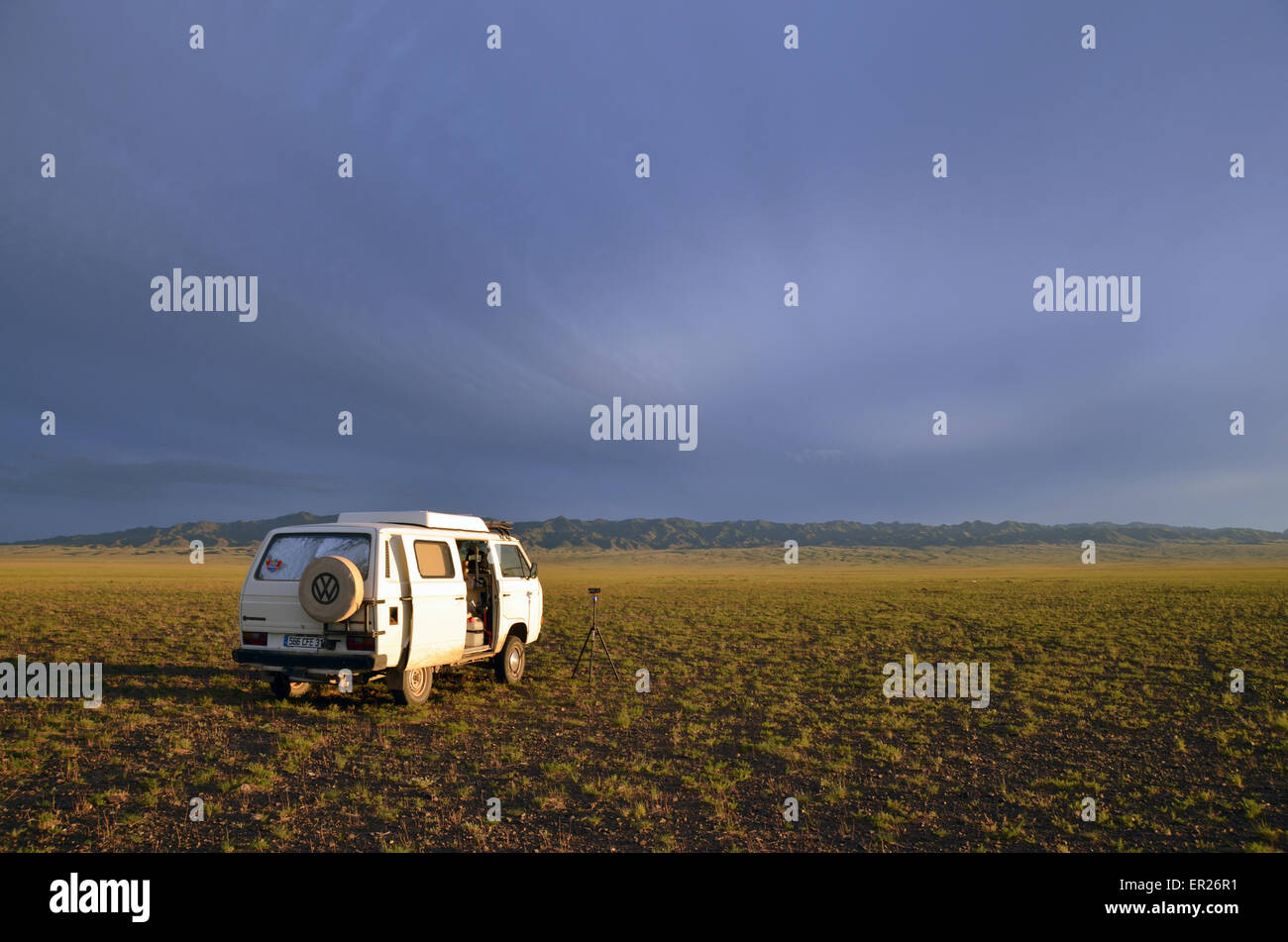 Mein Auto in der Gobi-Wüste bei Sonnenuntergang westlich von Dalandzadgad Stadt, Omnogovi Provinz, Mongolei. Stockfoto