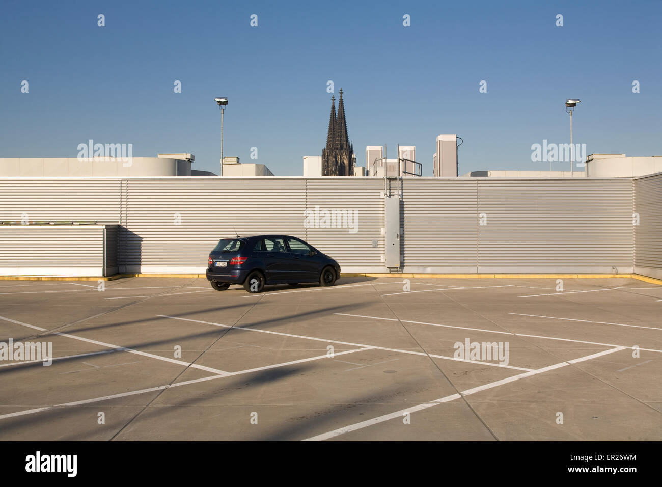 DEU, Deutschland, Köln, Parkhaus des Kaufhauses Kaufhof höchstem Niveau der Garage, die Kathedrale.  DEU, Deut Stockfoto