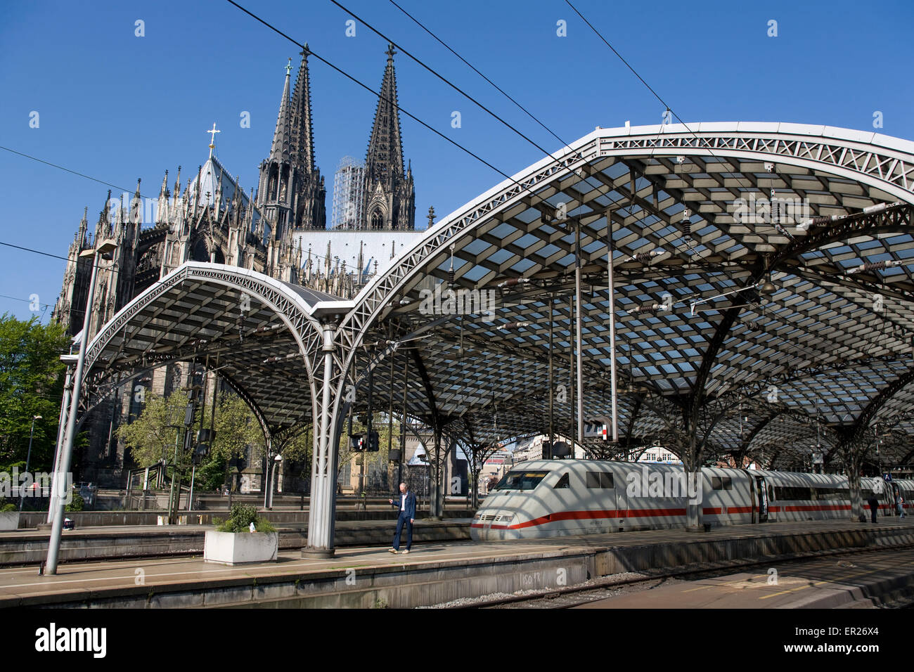 Europa, Deutschland, Köln, High-Speed-Zug ICE am Hauptbahnhof, dem Dom.  Europa, Deutschland, Köln, Hochgeschwindigk Stockfoto