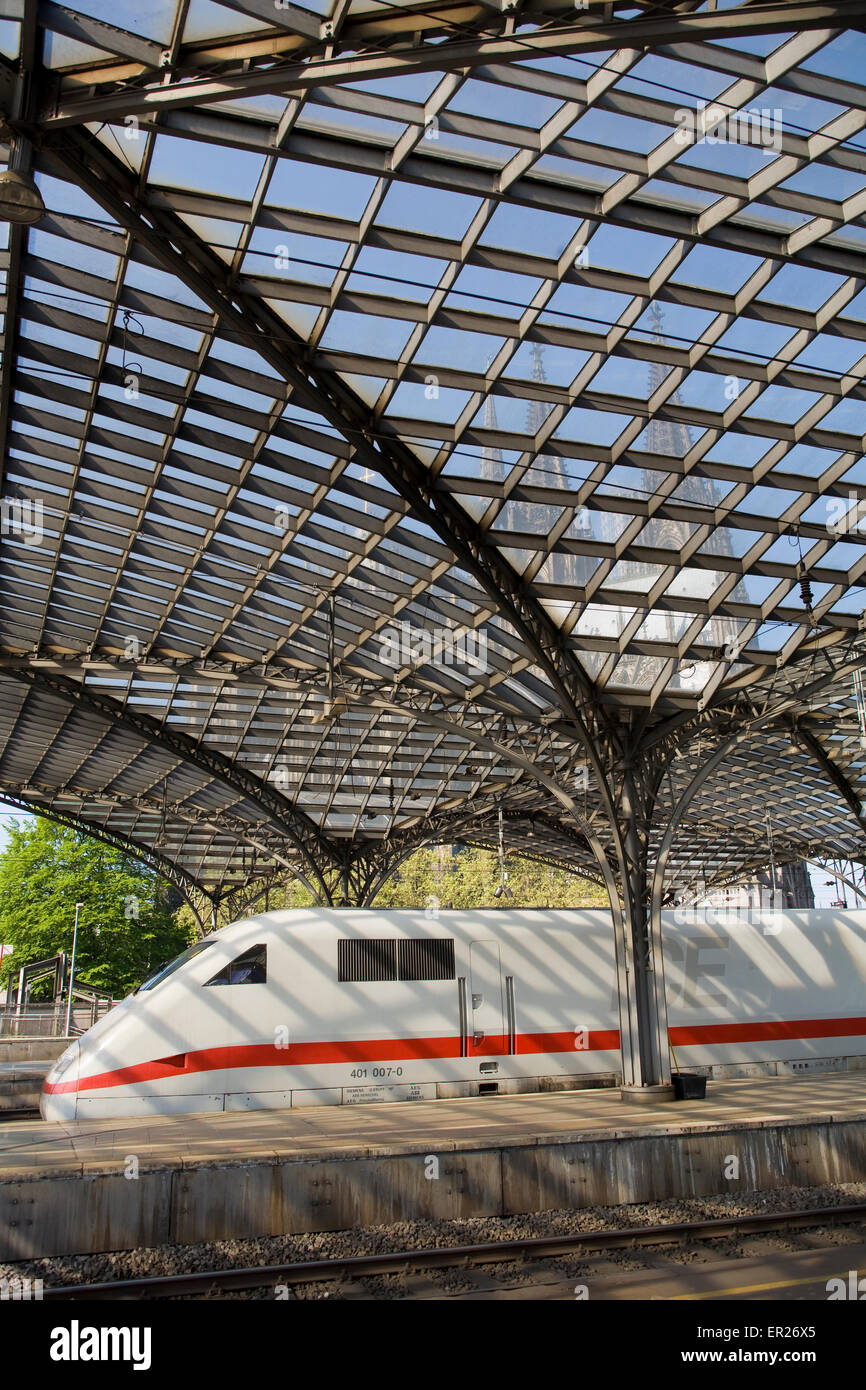 Europa, Deutschland, Köln, High-Speed-Zug ICE am Hauptbahnhof.  Europa, Deutschland, Köln, Im Hochgeschwindigkeitszug ICE Stockfoto