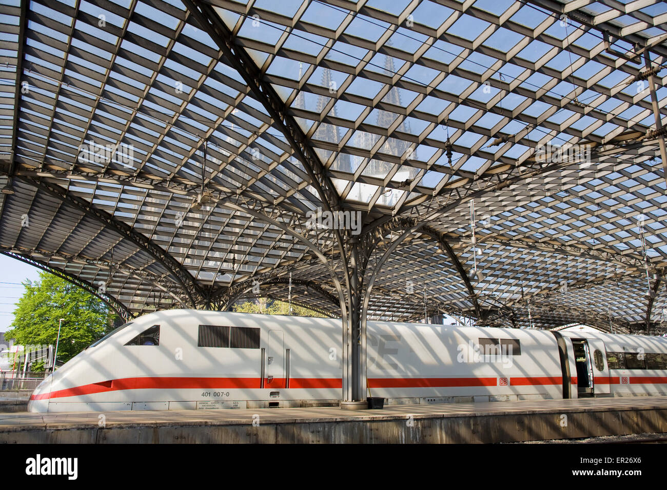 Europa, Deutschland, Köln, High-Speed-Zug ICE am Hauptbahnhof.  Europa, Deutschland, Köln, Im Hochgeschwindigkeitszug ICE Stockfoto