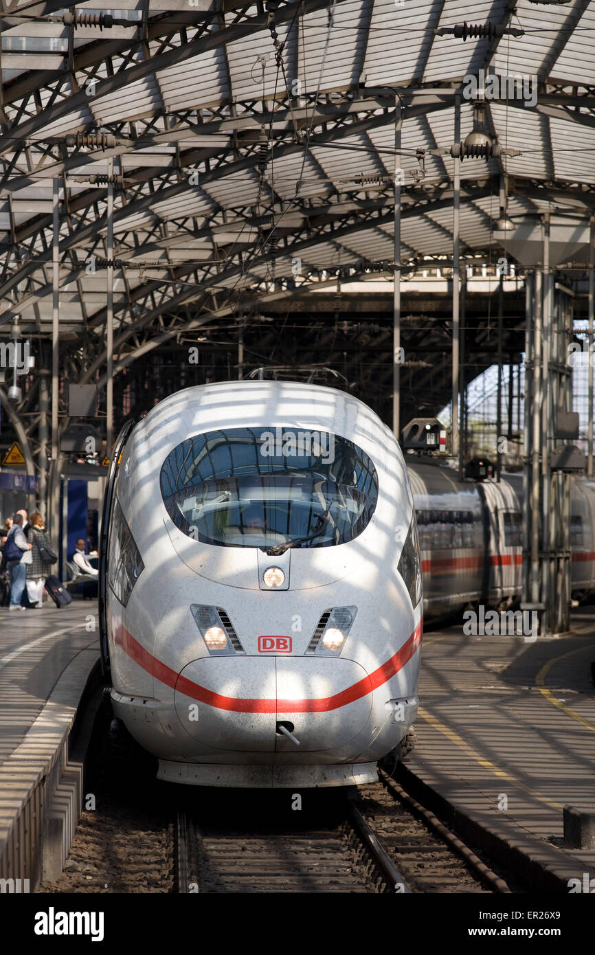 Europa, Deutschland, Köln, High-Speed-Zug ICE am Hauptbahnhof.  Europa, Deutschland, Köln, Im Hochgeschwindigkeitszug ICE Stockfoto