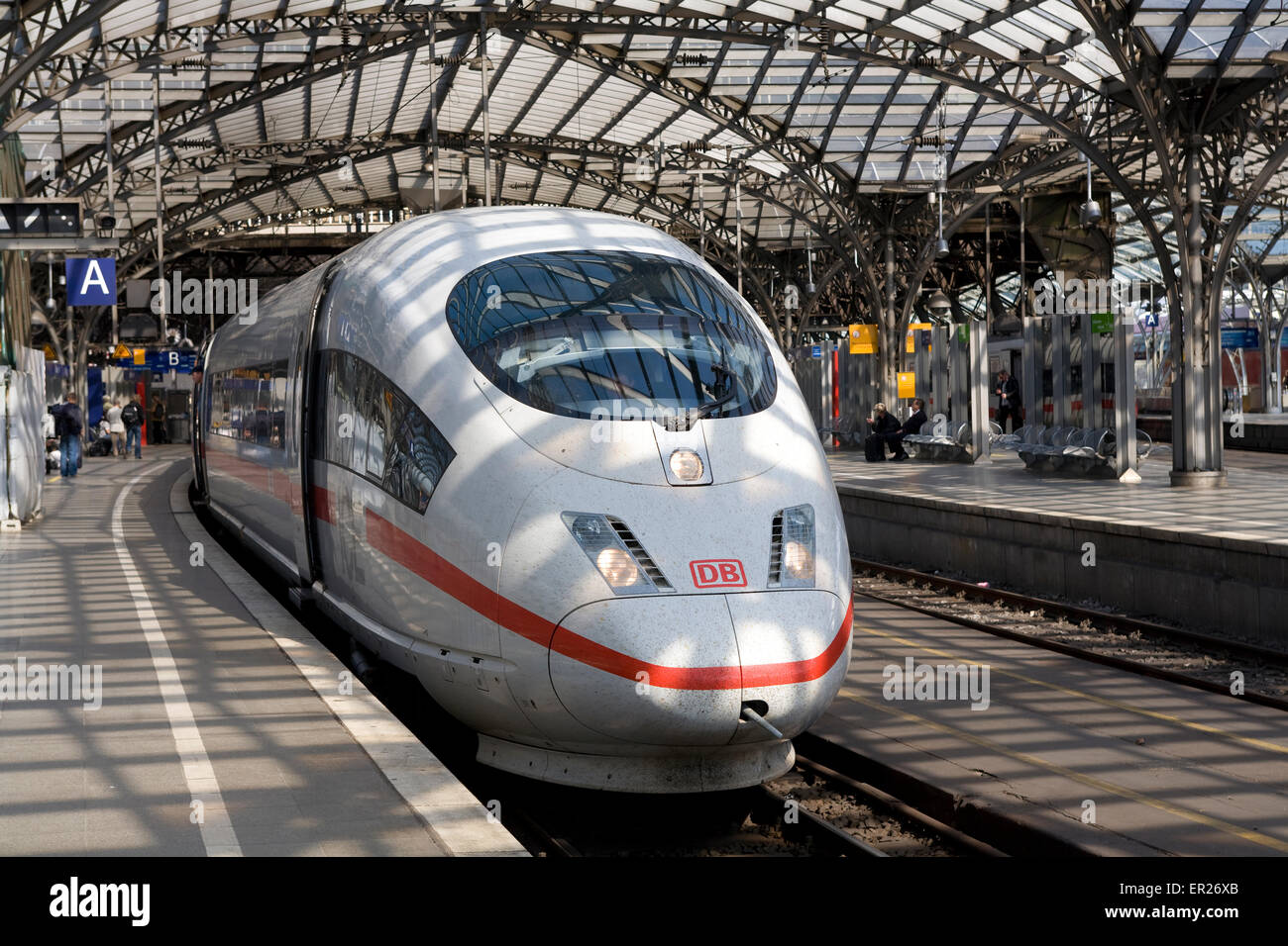 Europa, Deutschland, Köln, High-Speed-Zug ICE am Hauptbahnhof.  Europa, Deutschland, Köln, Im Hochgeschwindigkeitszug ICE Stockfoto