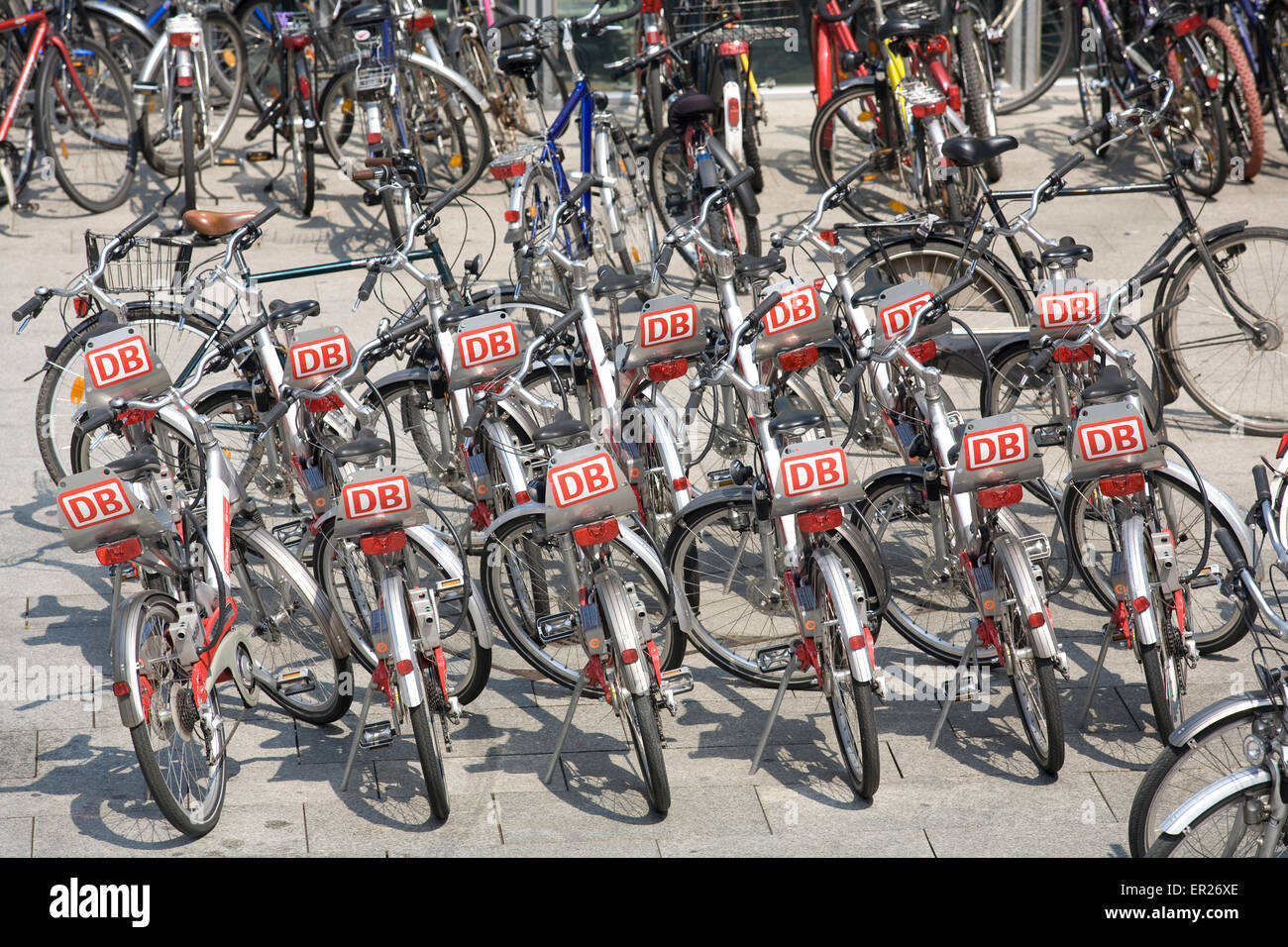 Europa, Deutschland, Köln, Fahrräder, vor dem Hauptbahnhof zu mieten nennen ein Fahrrad.  Europa, Deutschland, Köln, Mietfahrraede Stockfoto