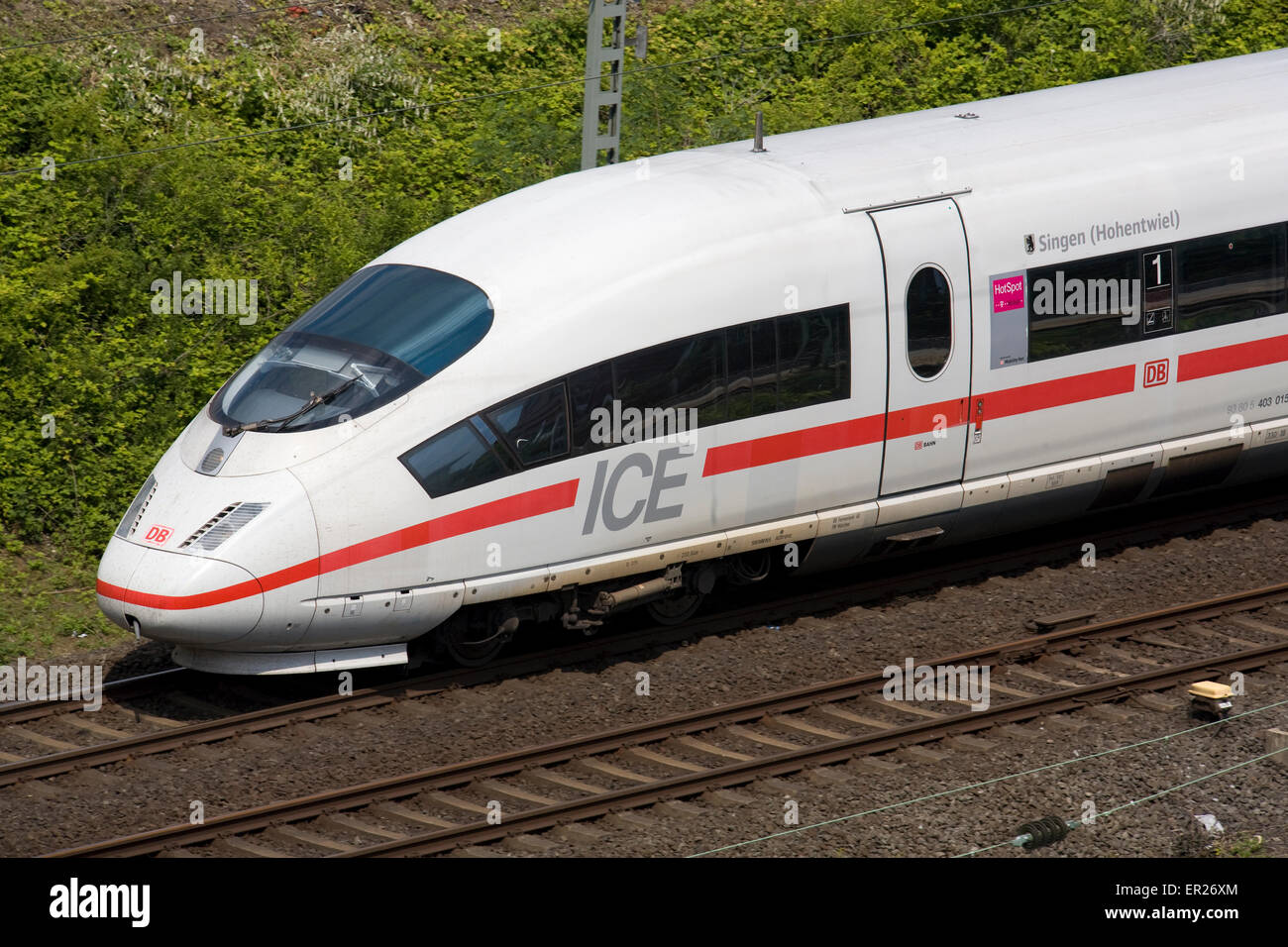 Europa, Deutschland, Köln, High-Speed-Zug ICE in den Stadtteil Deutz.  Europa, Deutschland, Köln, Hochgeschwindigkeitszug Stockfoto