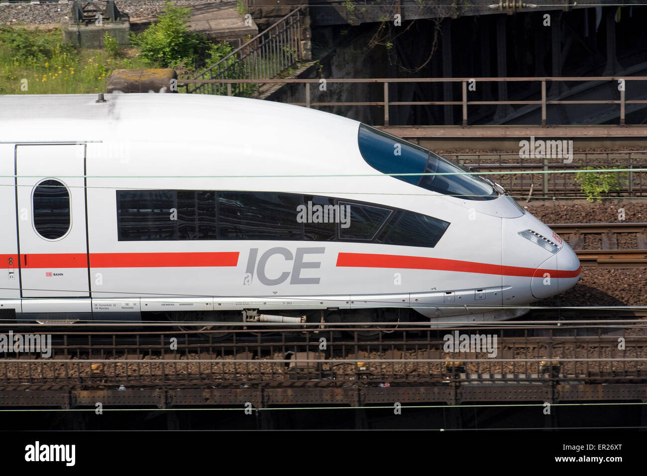 Europa, Deutschland, Köln, High-Speed-Zug ICE in den Stadtteil Deutz.  Europa, Deutschland, Köln, Hochgeschwindigkeitszug Stockfoto