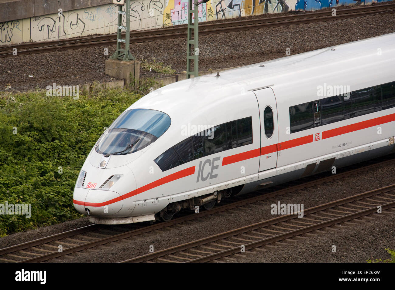 Europa, Deutschland, Köln, High-Speed-Zug ICE in den Stadtteil Deutz.  Europa, Deutschland, Köln, Hochgeschwindigkeitszug Stockfoto