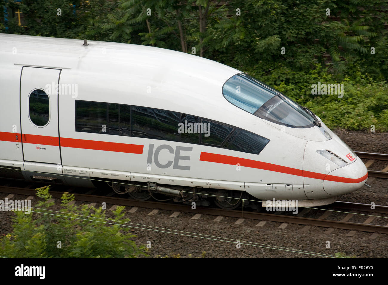 Europa, Deutschland, Köln, High-Speed-Zug ICE in den Stadtteil Deutz.  Europa, Deutschland, Köln, Hochgeschwindigkeitszug Stockfoto