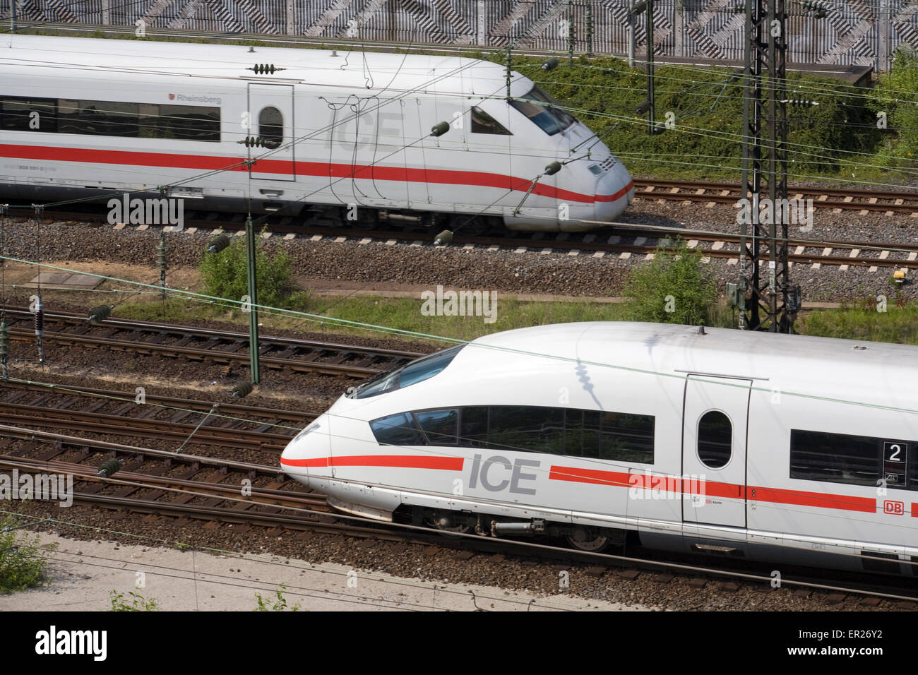 Europa, Deutschland, Köln, Hochgeschwindigkeitszüge ICE in den Stadtteil Deutz, ICE 1 und ICE 3.  Europa, Deutschland, Köln, Hochge Stockfoto