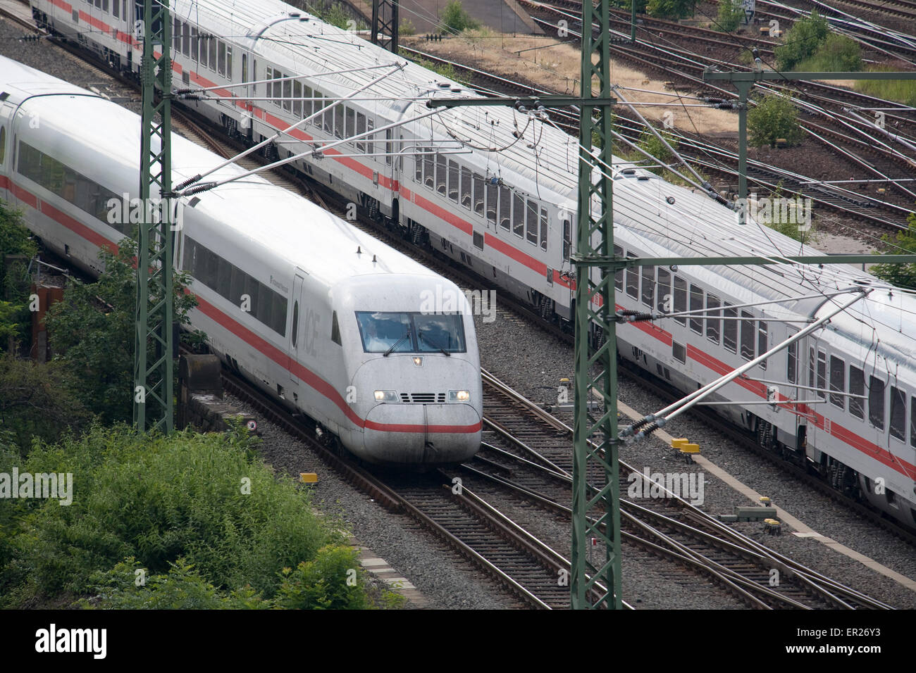 Europa, Deutschland, Köln, High-Speed-Zug ICE in den Stadtteil Deutz.  Europa, Deutschland, Köln, Hochgeschwindigkeitszug Stockfoto