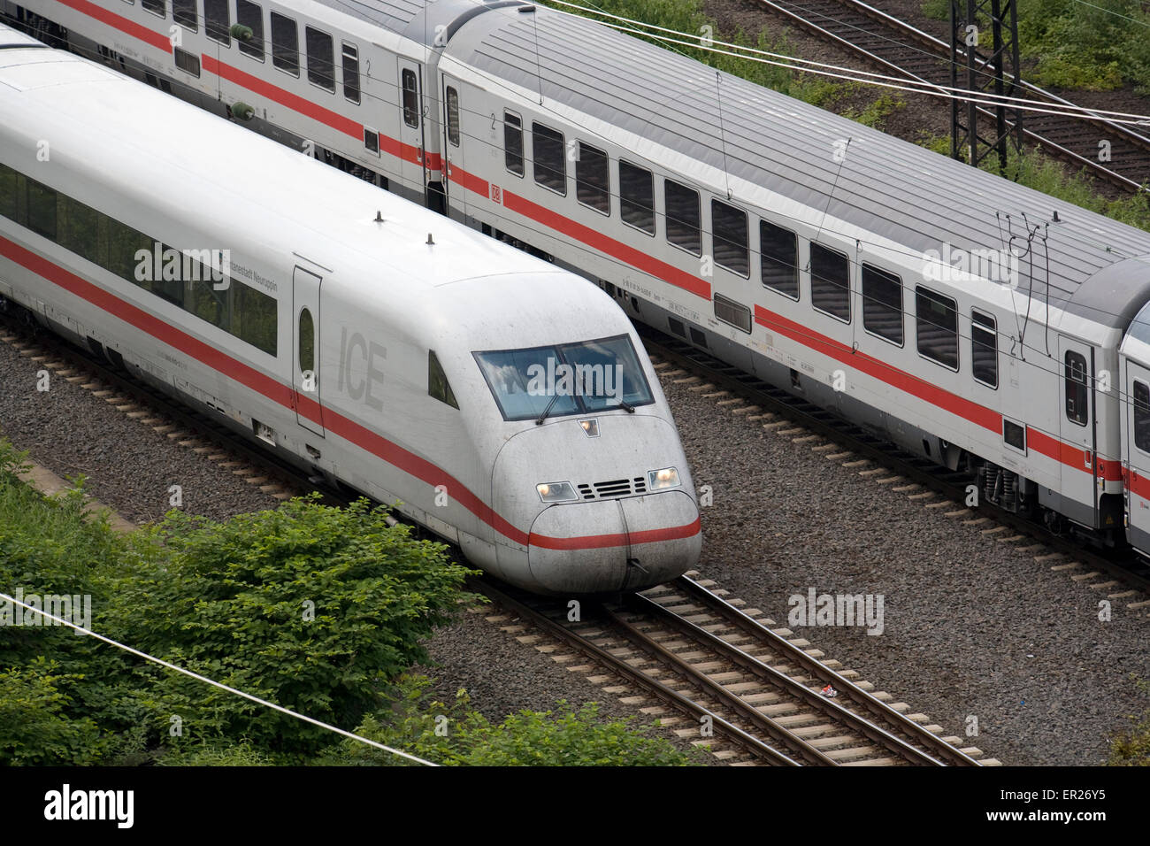 Europa, Deutschland, Köln, High-Speed-Zug ICE in den Stadtteil Deutz.  Europa, Deutschland, Köln, Hochgeschwindigkeitszug Stockfoto
