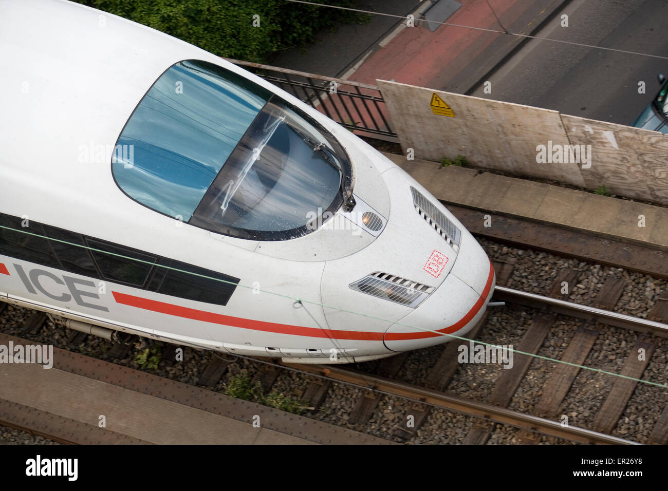 Europa, Deutschland, Köln, High-Speed-Zug ICE in den Stadtteil Deutz.  Europa, Deutschland, Köln, Hochgeschwindigkeitszug Stockfoto