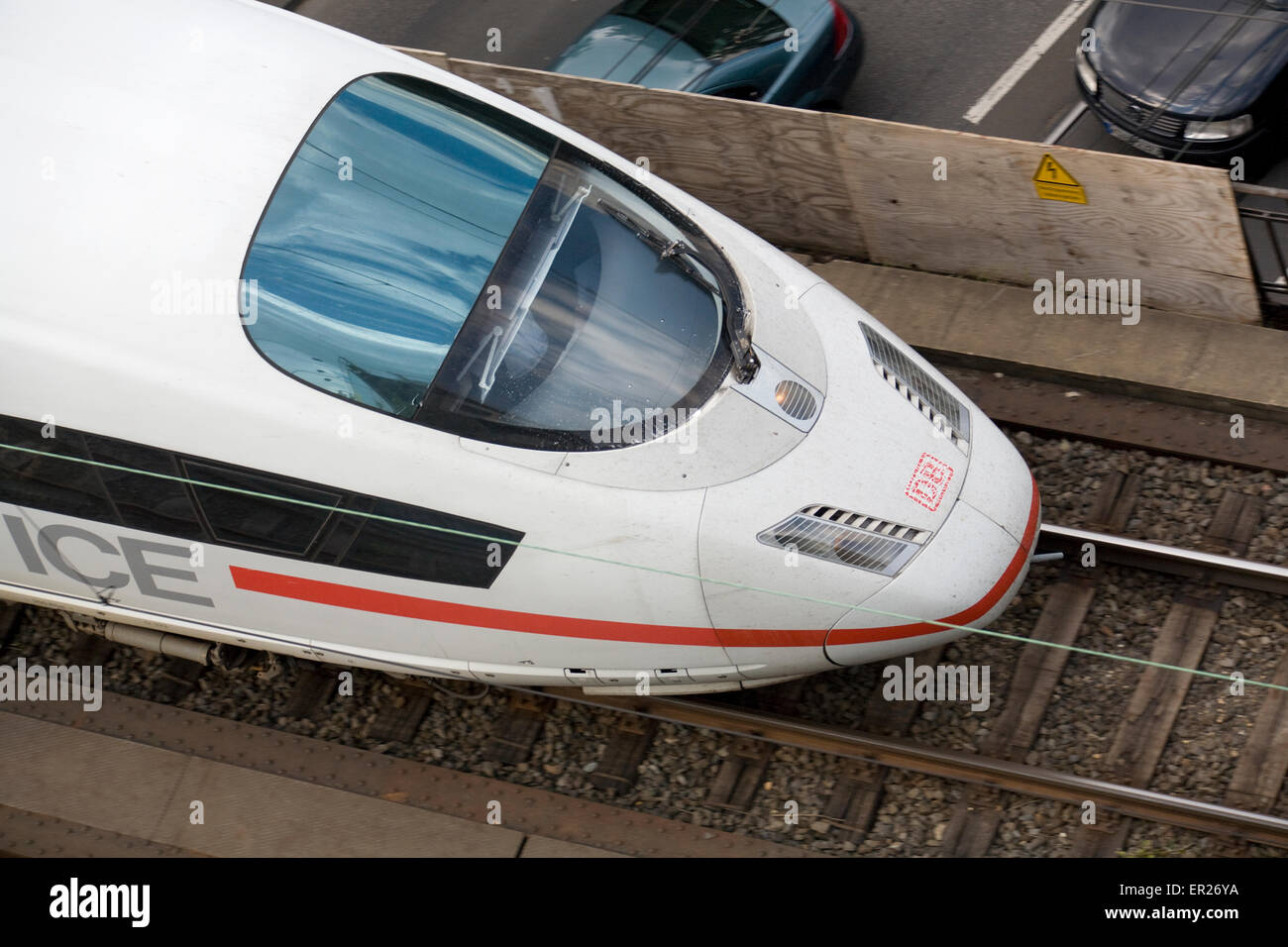 Europa, Deutschland, Köln, High-Speed-Zug ICE in den Stadtteil Deutz.  Europa, Deutschland, Köln, Hochgeschwindigkeitszug Stockfoto