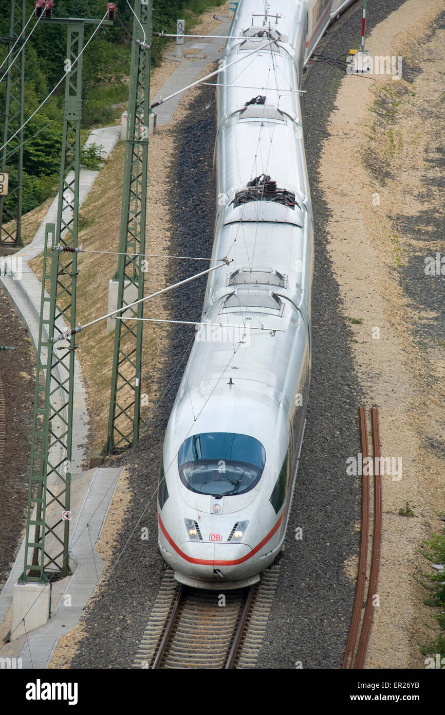 Europa, Deutschland, Köln, High-Speed-Zug ICE in den Stadtteil Deutz.  Europa, Deutschland, Köln, Hochgeschwindigkeitszug Stockfoto