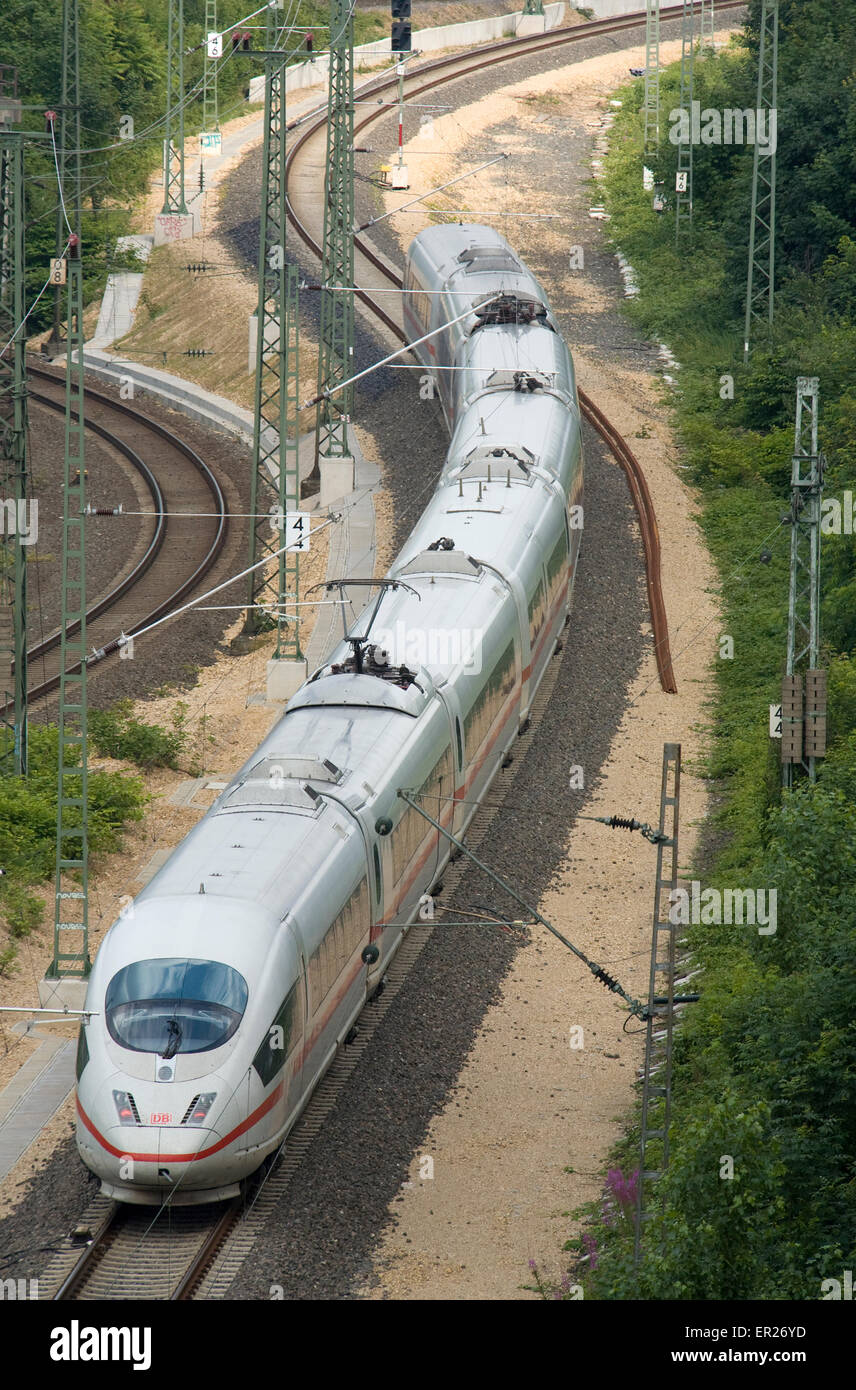 Europa, Deutschland, Köln, High-Speed-Zug ICE in den Stadtteil Deutz.  Europa, Deutschland, Köln, Hochgeschwindigkeitszug Stockfoto