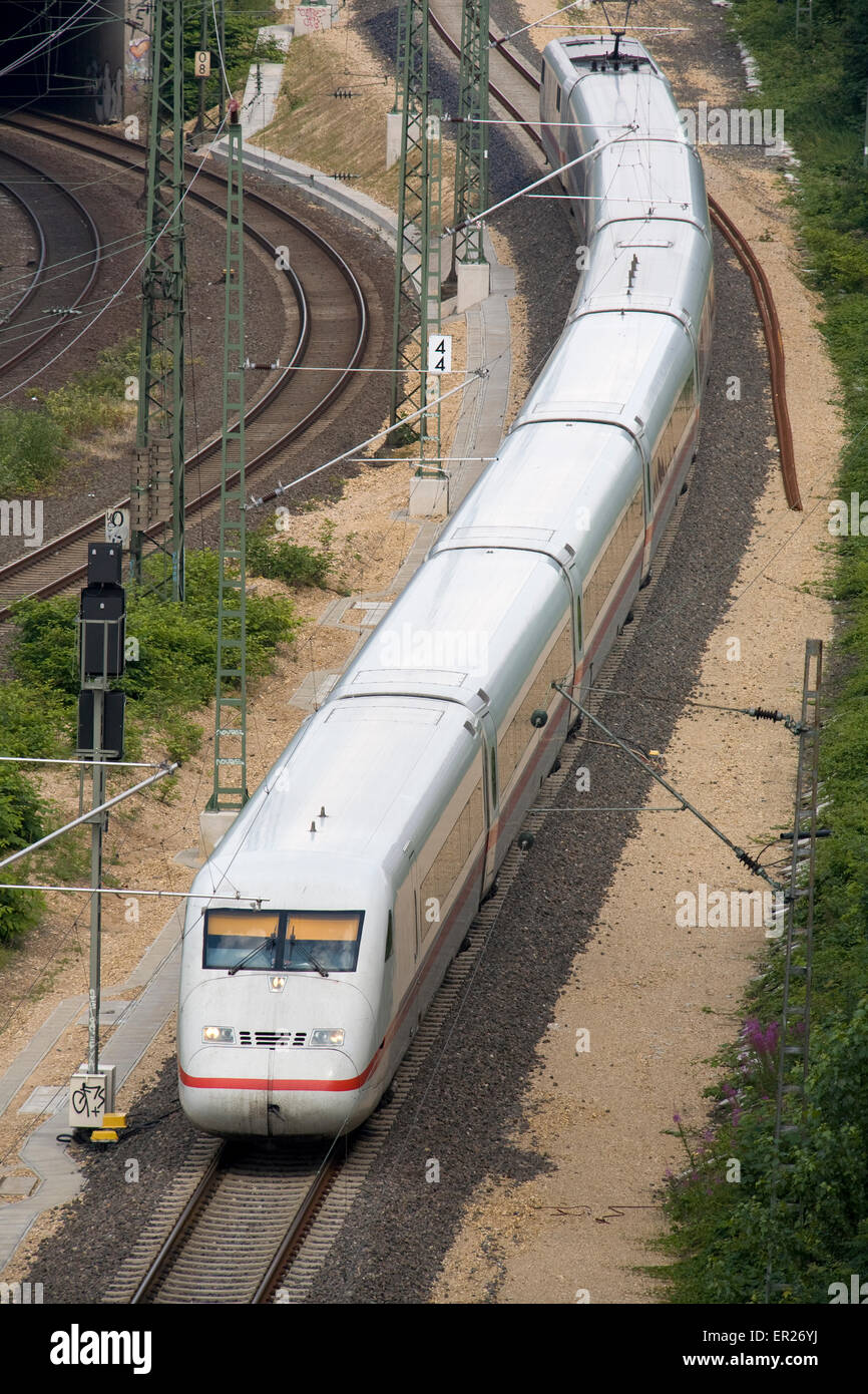 Europa, Deutschland, Köln, High-Speed-Zug ICE in den Stadtteil Deutz.  Europa, Deutschland, Köln, Hochgeschwindigkeitszug Stockfoto