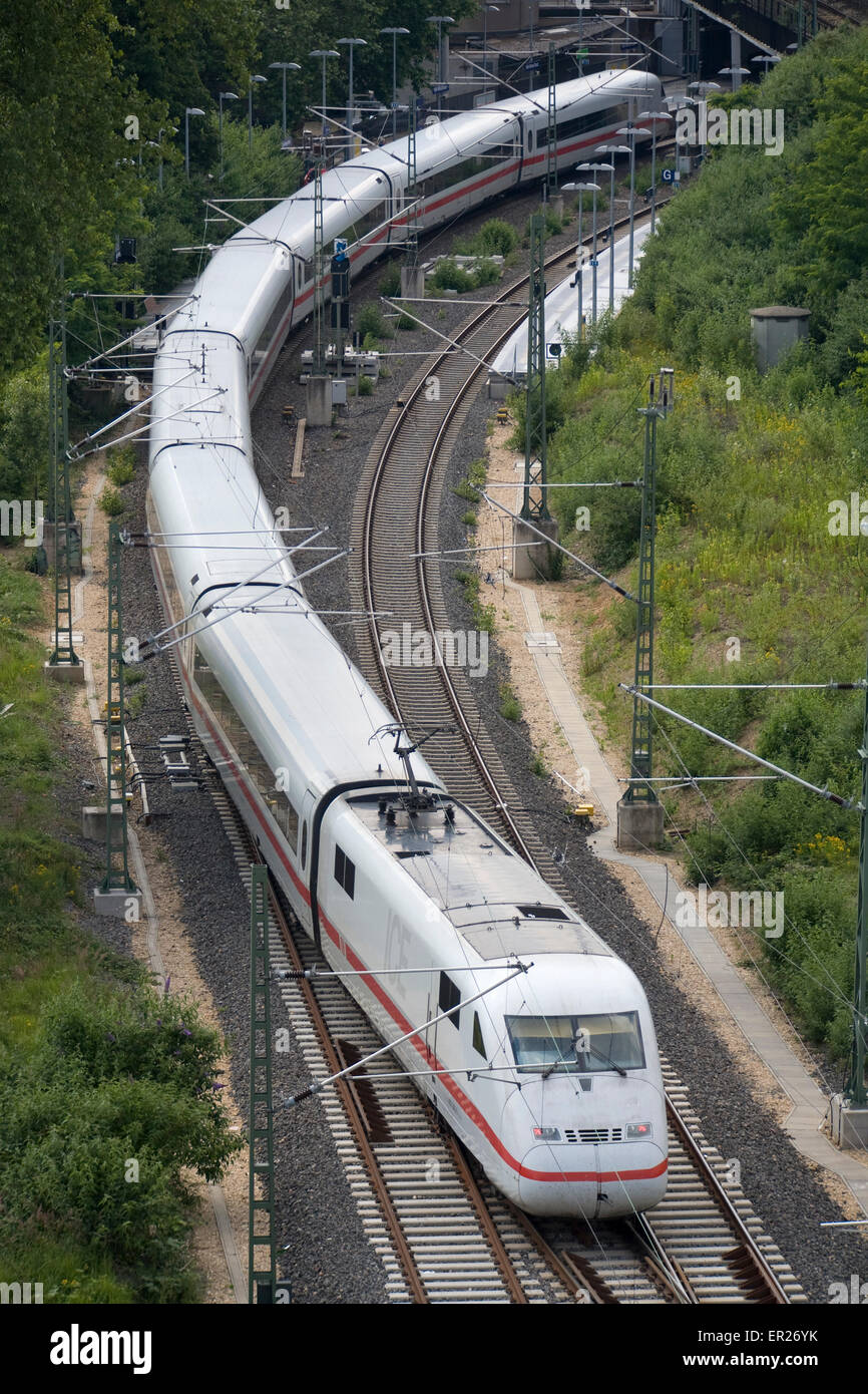 Europa, Deutschland, Köln, High-Speed-Zug ICE in den Stadtteil Deutz.  Europa, Deutschland, Köln, Hochgeschwindigkeitszug Stockfoto