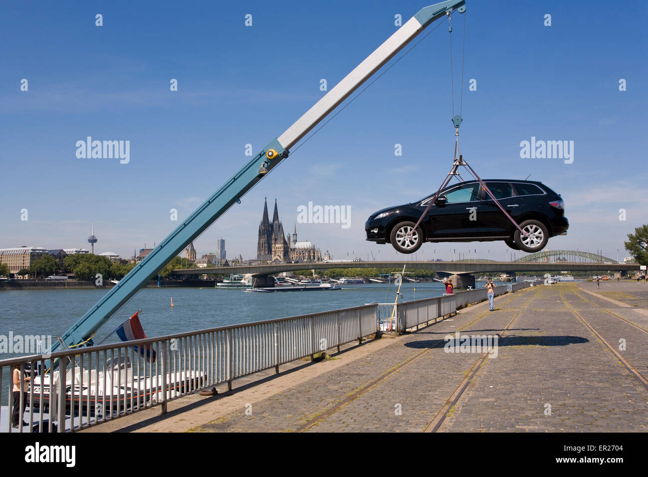 Europa, Deutschland, Köln, ein Fährmann bei der Bank des Flusses Rhein landet sein Auto im Hintergrund Kölner Dom.   Europa, Stockfoto