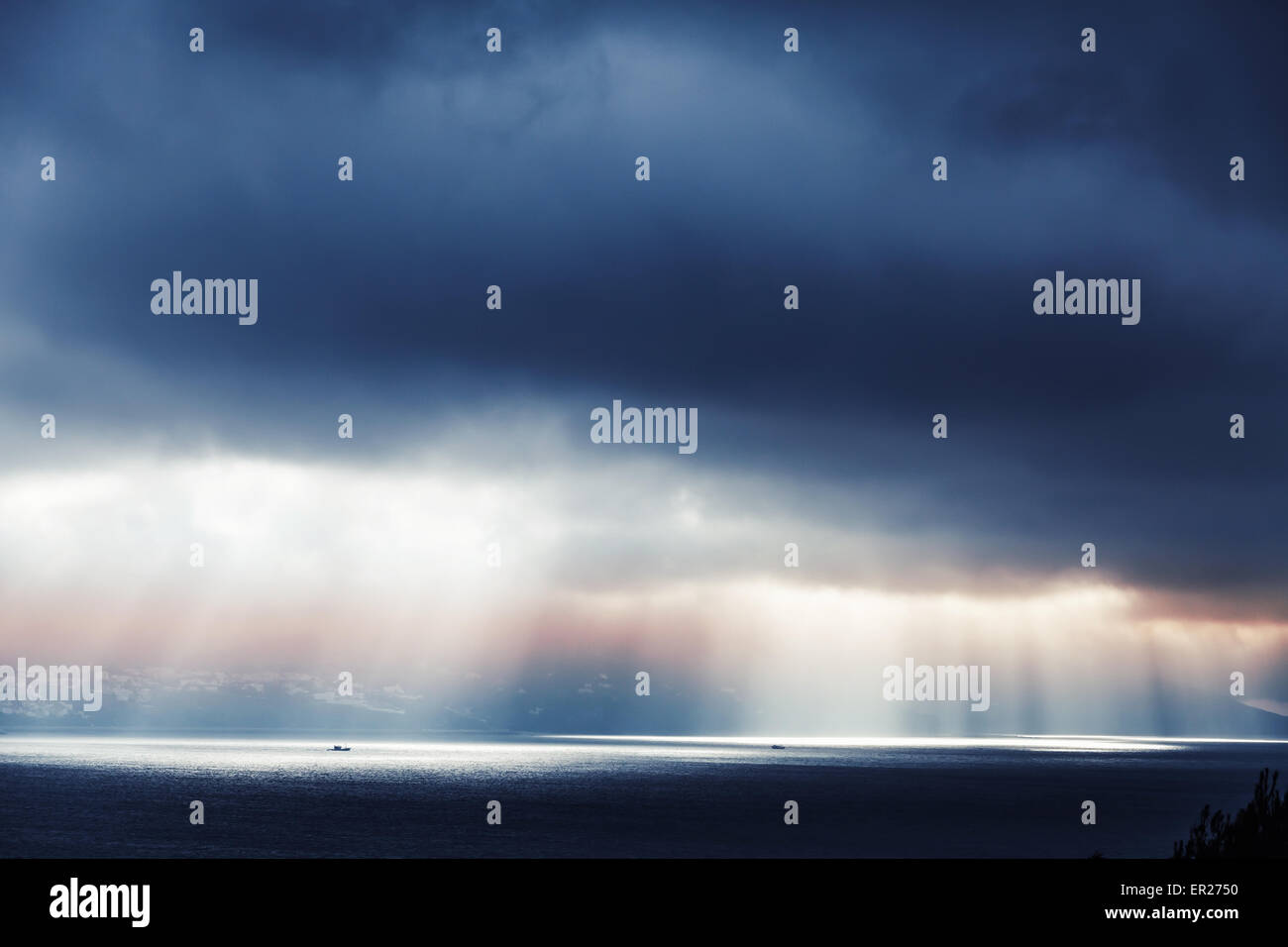 Volume Sonnenlicht geht durch dunkle blaue stürmischen Wolken. Bucht von Tanger, Marokko, Afrika Stockfoto