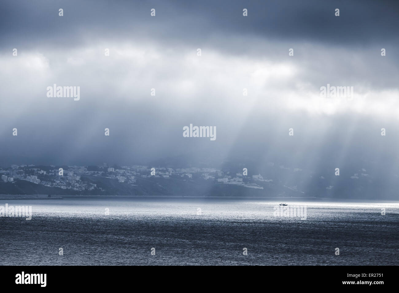 Volume Sonnenlicht geht durch dunkle stürmischen Wolken. Bucht von Tanger, Marokko, Afrika Stockfoto