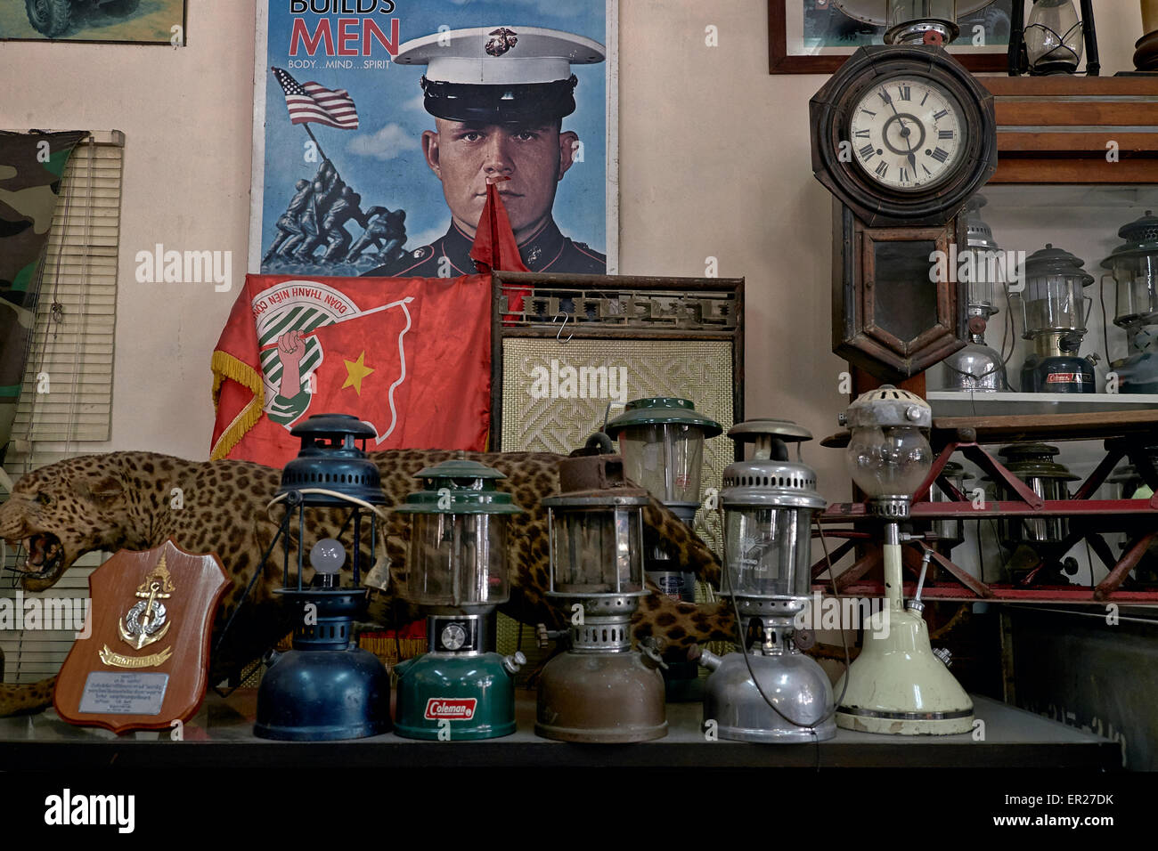 Tilley Lampen aus dem 2. Weltkrieg und sortierten 1940er Erinnerungsstücke. Stockfoto