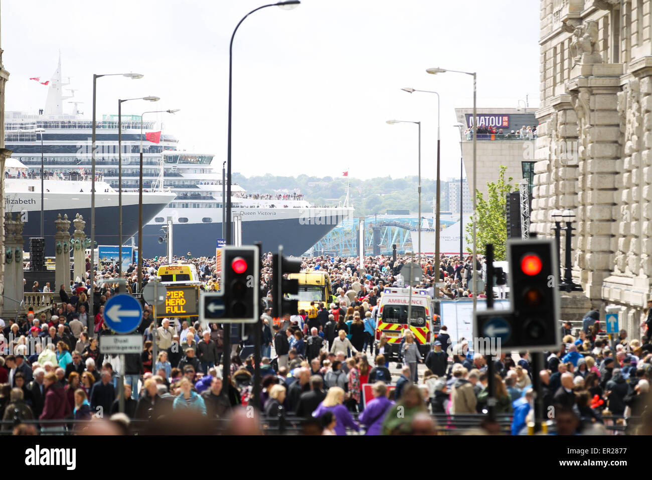 Liverpool, Vereinigtes Königreich. 25. Mai 2015. Die Stadt zeigt die spektakulären drei Königinnen Kreuzfahrtschiffe in Bildung auf den Fluss Mersey feiert 175 Jahre der Cunard-Reederei. Der Queen Elizabeth und der Queen Mary 2 auf den Fluss Mersey. Bildnachweis: Michael Buddle/Alamy Live-Nachrichten Stockfoto