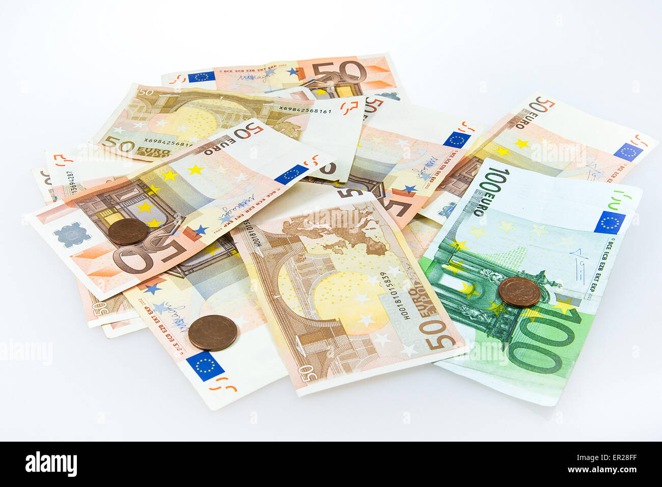 Euro Geld auf dem weißen Tisch zu legen. Hochauflösend mit einer Vollformat-Kamera aufgenommenes Foto. Stockfoto