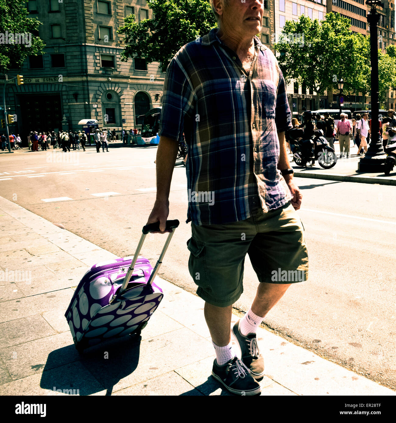 Mann mit einem Koffer auf Rädern. Barcelona, Katalonien, Spanien. Stockfoto