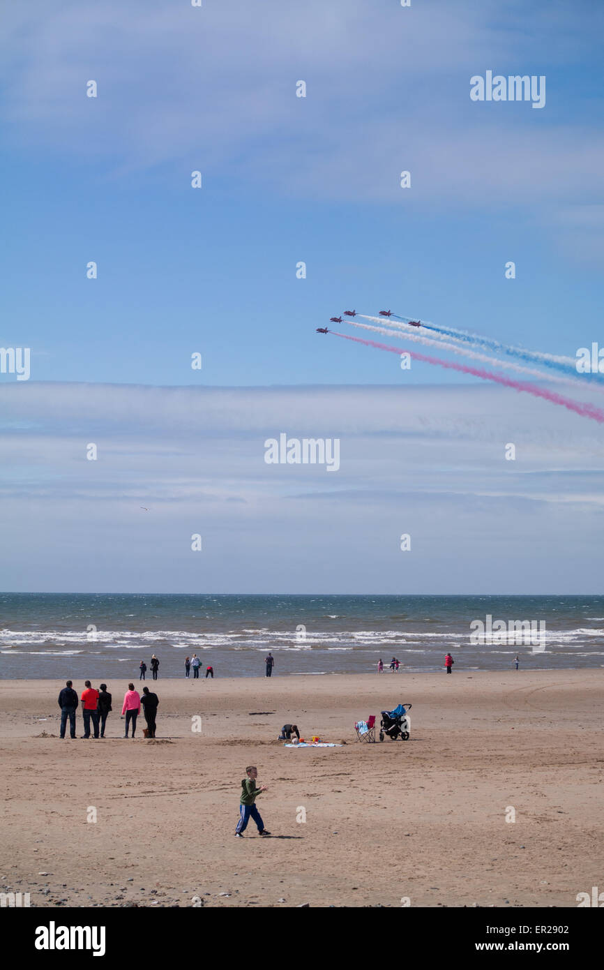 Blackpool, UK. 25. Mai 2015. Rote Pfeile führen entlang Südstrand in Blackpool heute Nachmittag. Die Show ist eine willkommene Unterstützung für das Resort, wie die Besucher in großer Zahl zu sehen, die Flugschau Credit auftauchen: Gary Telford/Alamy live-Nachrichten Stockfoto