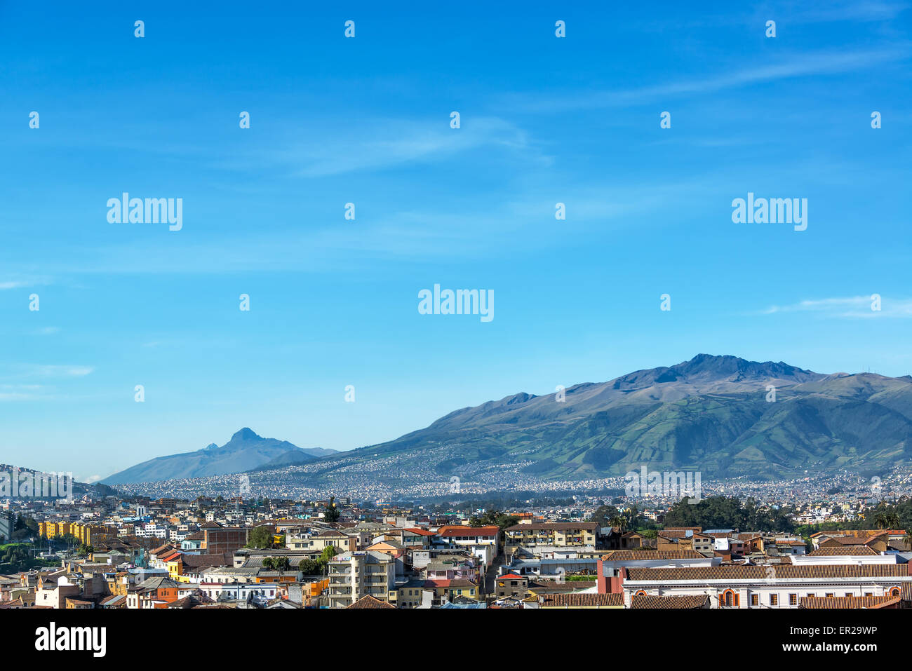 Ansicht von Quito, Ecuador mit großen grünen Hügeln im Hintergrund Stockfoto