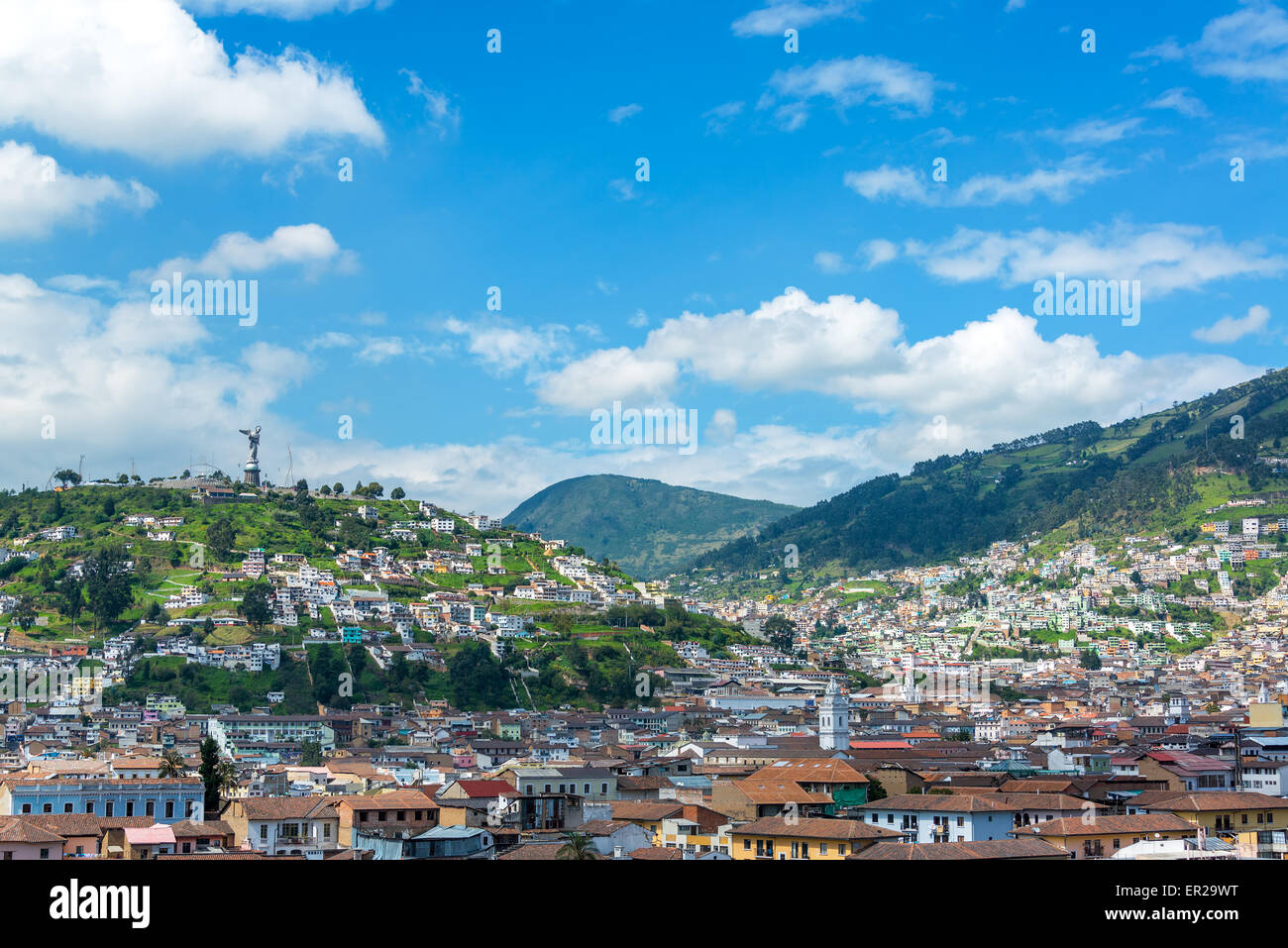 Stadtbild von Quito, Ecuador mit der Altstadt in der unteren rechten Ecke Stockfoto
