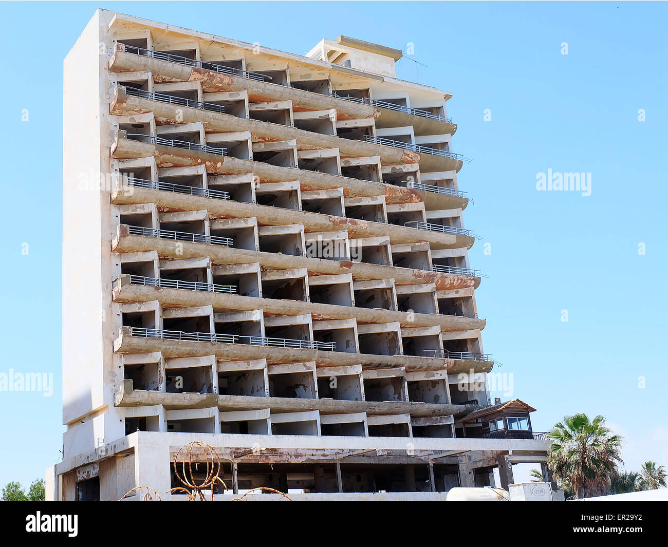 Zertrümmerte leere Wohnungen säumen den Strand von Famagusta seit türkische Armee Invasion von 1974. Stockfoto