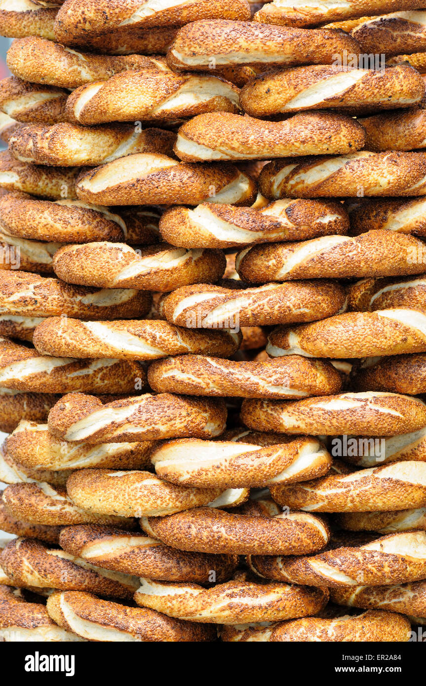 Gevrek wird in Istanbul verkauft oder Sesamsamen beschichtet türkische Runde Brot auch Simit genannt. Stockfoto