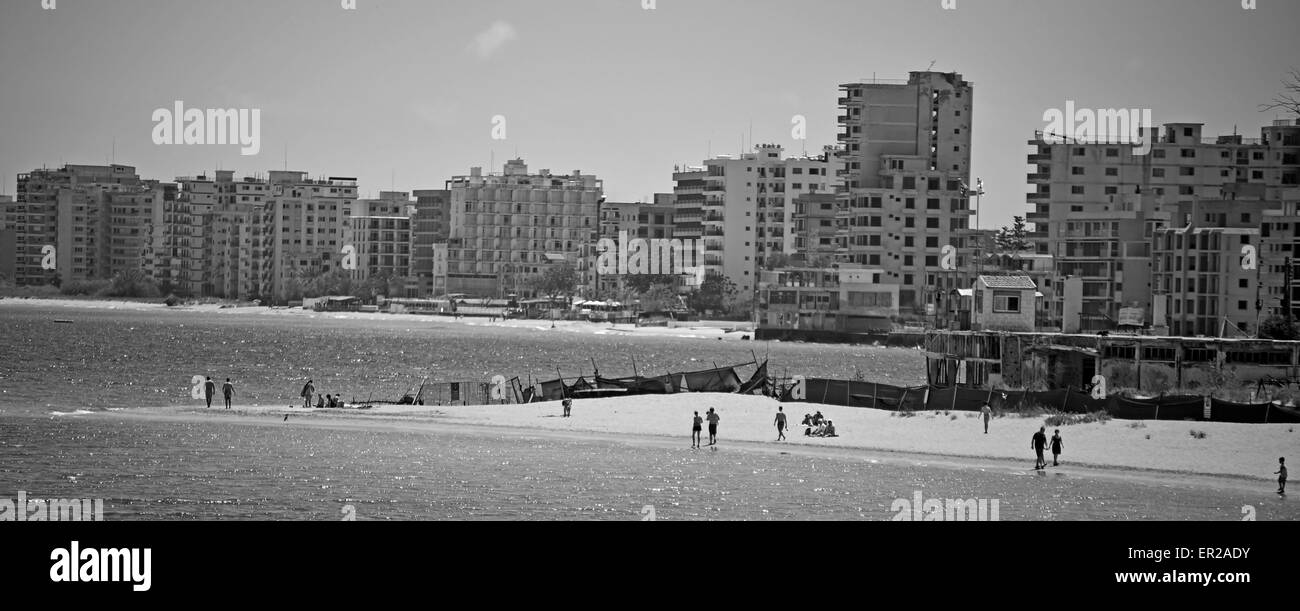 Verlassene Hotels und Apartments am Strand von Famagusta Zypern nach der türkischen Invasion von 1974. Stockfoto