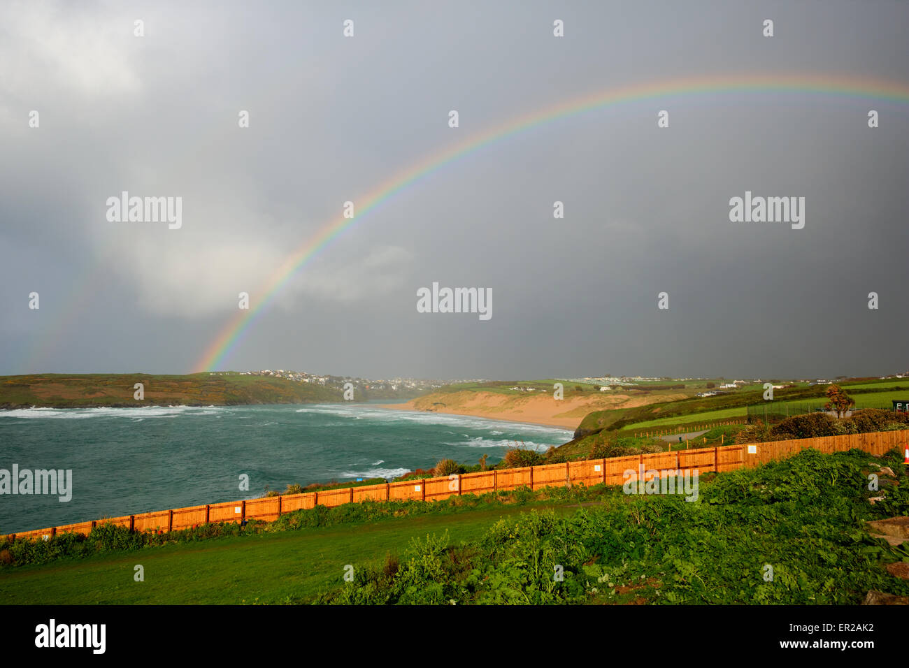 Bunte Regenbogen in Crantock Bay in Cornwall England UK mit grauen Himmel Stockfoto