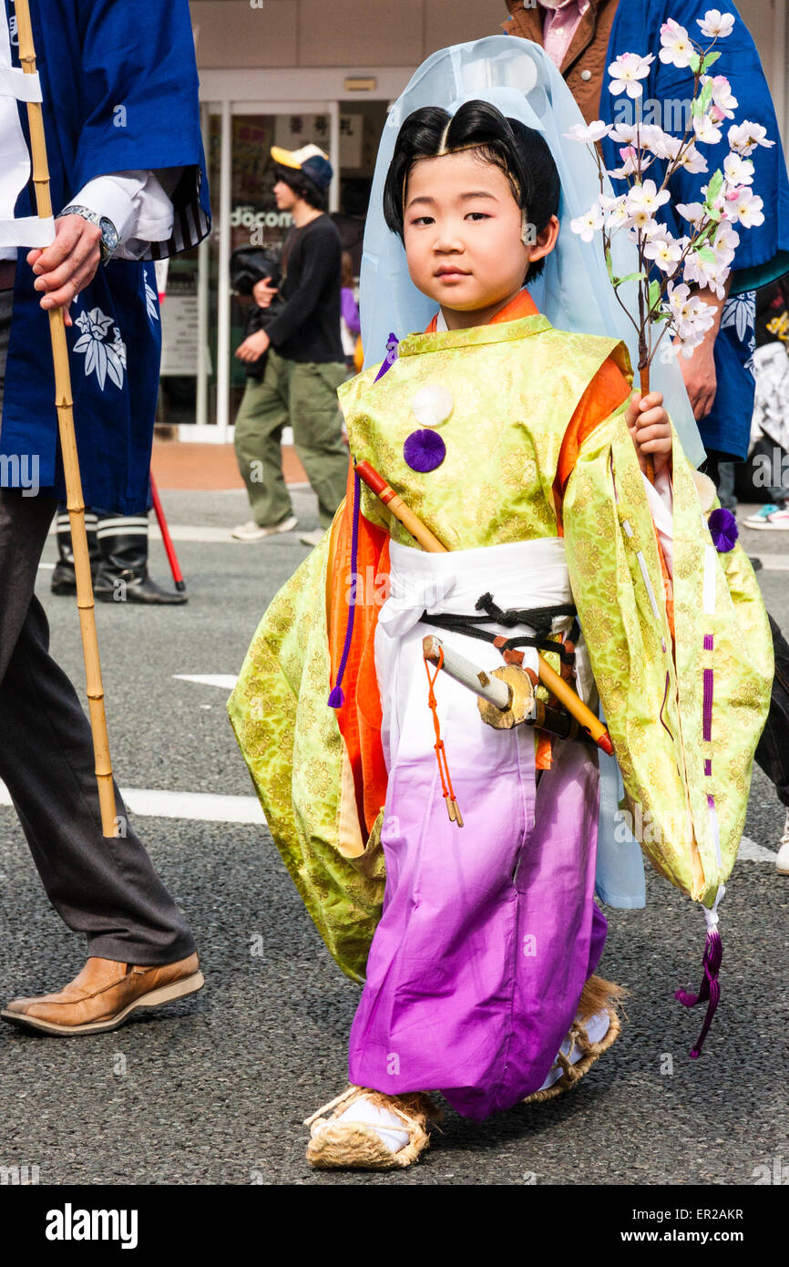 Junges japanisches Kind, Mädchen, 6-7 Jahre alt, zu Fuß in Heian-Ära Kostüm  einer Priesterin in der Frühlings Genji Parade in Tada, in Japan gekleidet  Stockfotografie - Alamy