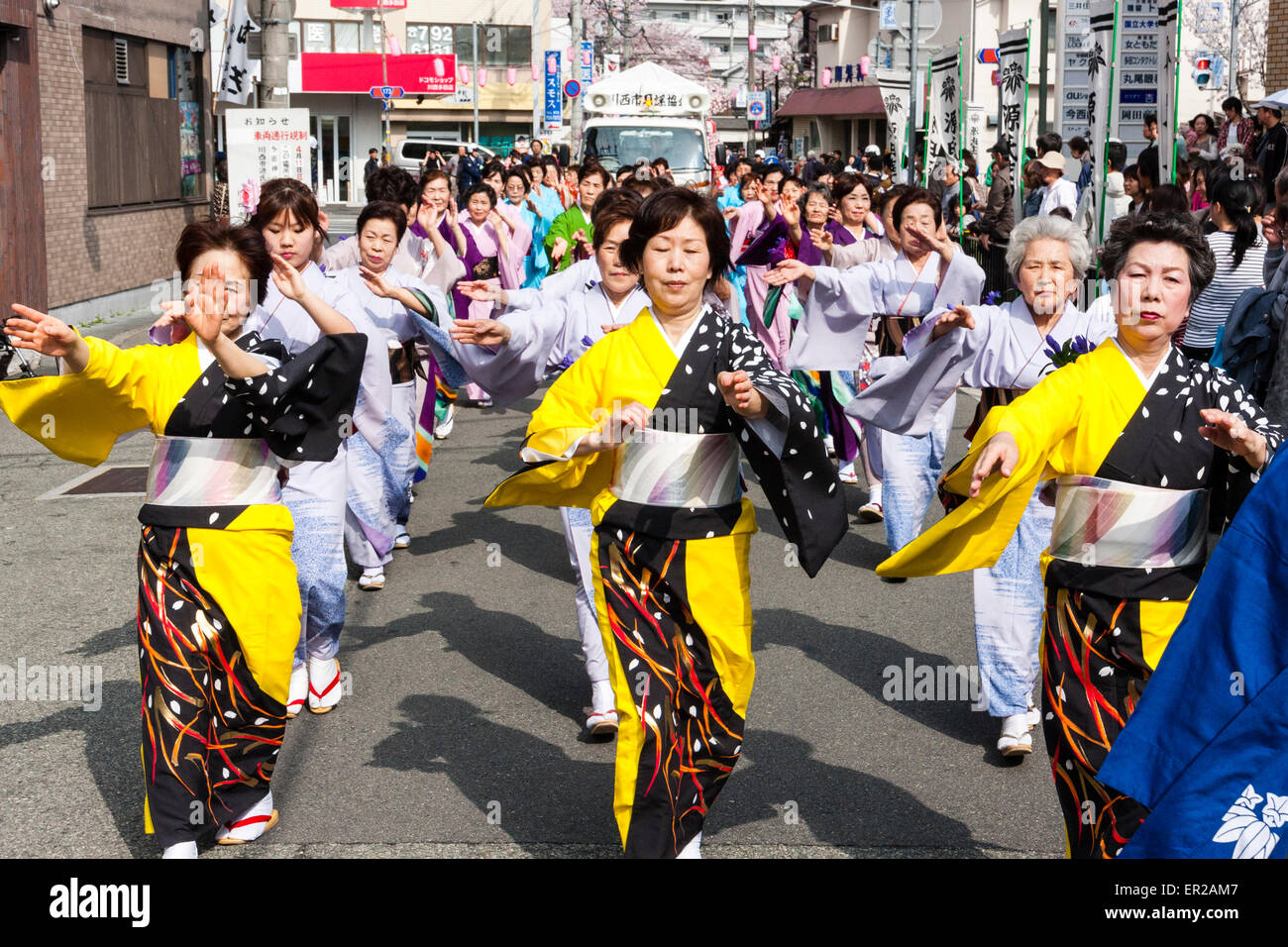 Ein Team reifer Frauen in Kimono-Kleidung singt und tanzt während der jährlichen Genji-Parade im Frühling in Tada, Japan. Stockfoto