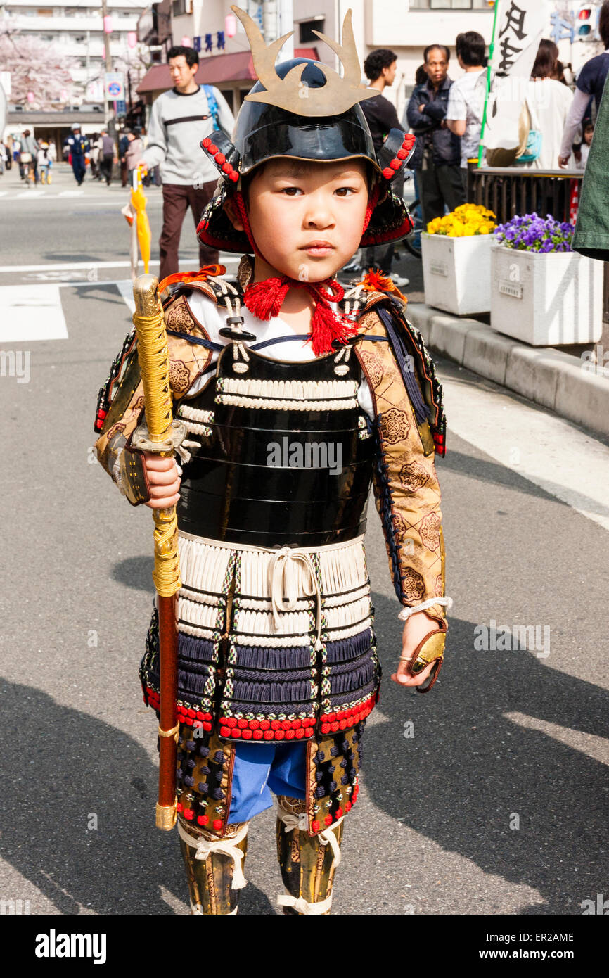 Kleines japanisches Kind, Junge, 4-5 Jahre alt, posiert für Zuschauer,  trägt volle Samurai amour Kostüm mit Helm während der Genji Parade in Tada  Stockfotografie - Alamy