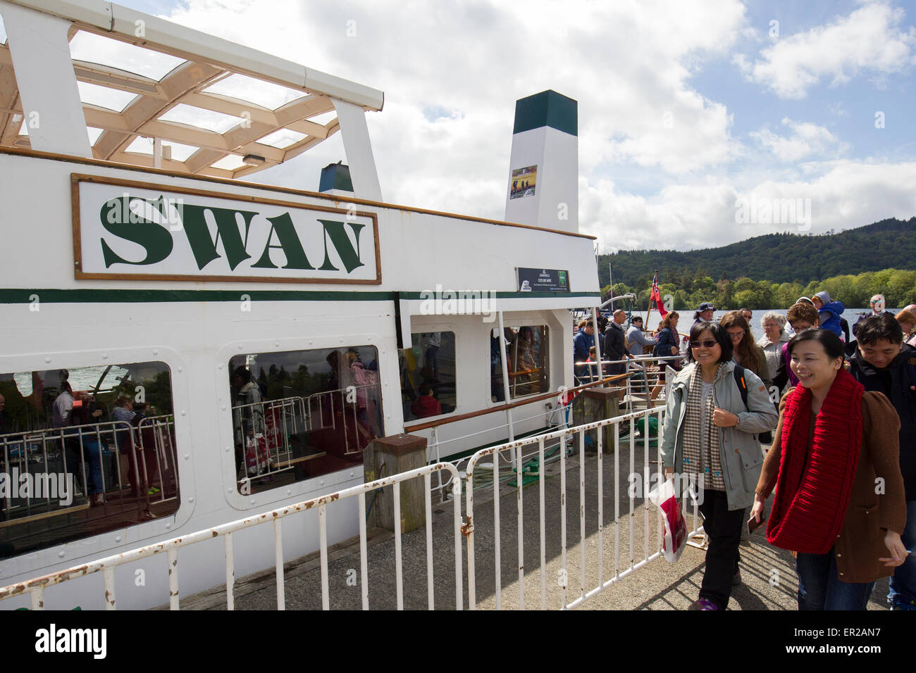 Lake Windermere, Cumbria, UK. 25. Mai 2015. Sun bringt Touristen für Bank Holiday Montag in Bowness Bay am Lake Windermere. Ausflüge auf dem See beliebt wie eh und je. Der Passagier-Dampfer The Swan (Baujahr 1938) Arriveing bei Bowness Bay Pier Head Credit: Gordon Shoosmith/Alamy Live News Stockfoto
