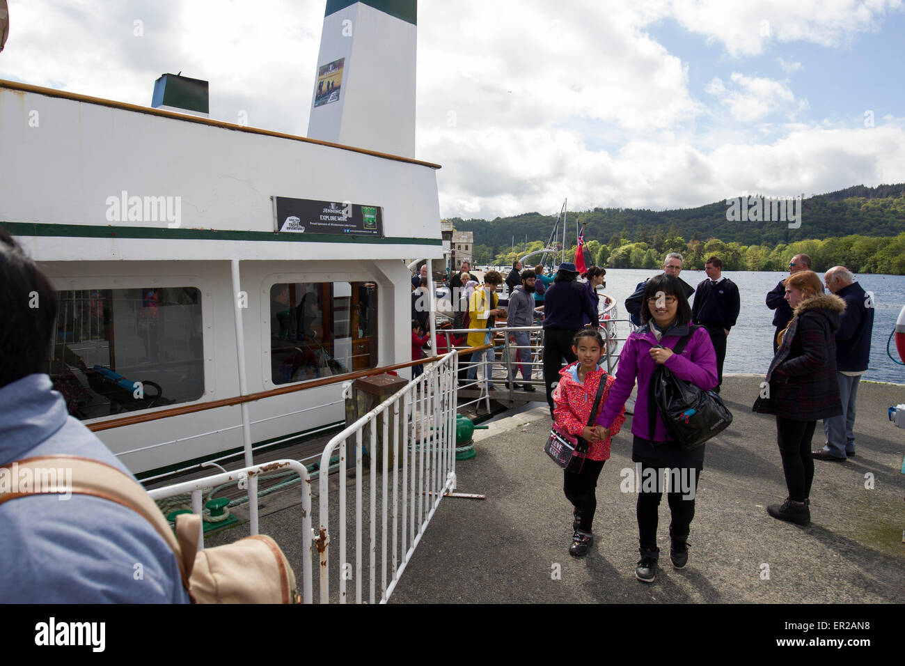 Lake Windermere, Cumbria, UK. 25. Mai 2015. Sun bringt Touristen für Bank Holiday Montag in Bowness Bay am Lake Windermere. Ausflüge auf dem See beliebt wie eh und je. Der Passagier-Dampfer The Swan (Baujahr 1938) Arriveing bei Bowness Bay Pier Head Credit: Gordon Shoosmith/Alamy Live News Stockfoto