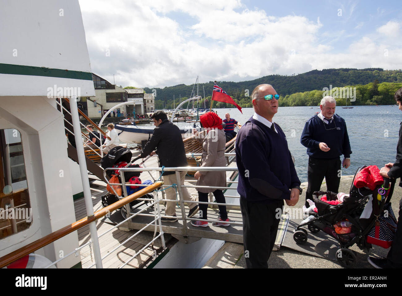 Lake Windermere, Cumbria, UK. 25. Mai 2015. Sun bringt Touristen für Bank Holiday Montag in Bowness Bay am Lake Windermere. Ausflüge auf dem See beliebt wie eh und je. Der Passagier-Dampfer The Swan (Baujahr 1938) Arriveing bei Bowness Bay Pier Head Credit: Gordon Shoosmith/Alamy Live News Stockfoto