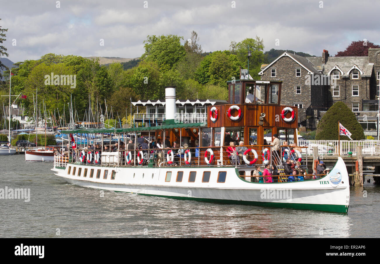 Lake Windermere, Cumbria, UK. 25. Mai 2015. Sun bringt Touristen für Bank Holiday Montag in Bowness Bay am Lake Windermere. Ausflüge auf dem See beliebter als jemals der Passagierdampfer der Seeschwalbe (erbaut 1981) in Bowness Bay Pier mit Old England Hotel in der Rückseite geschliffen Credit: Gordon Shoosmith/Alamy Live News Stockfoto